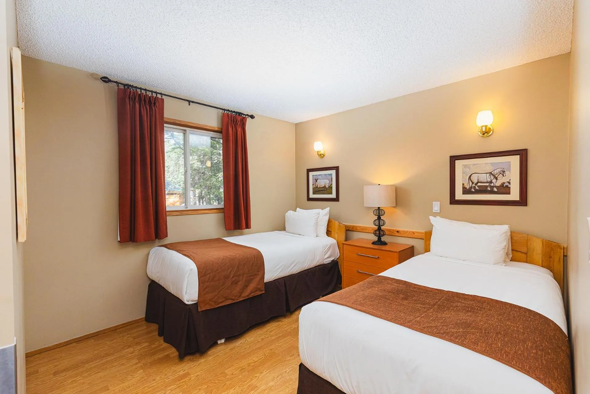 Bedroom, Bed in Overlander Mountain Lodge