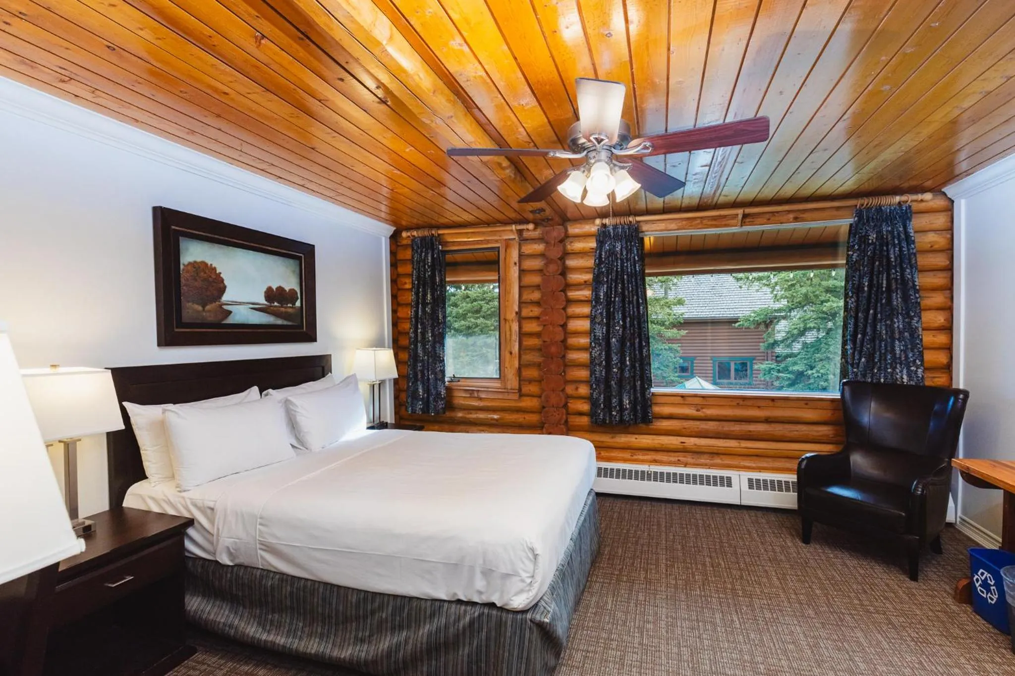 Property building, Bed in Overlander Mountain Lodge