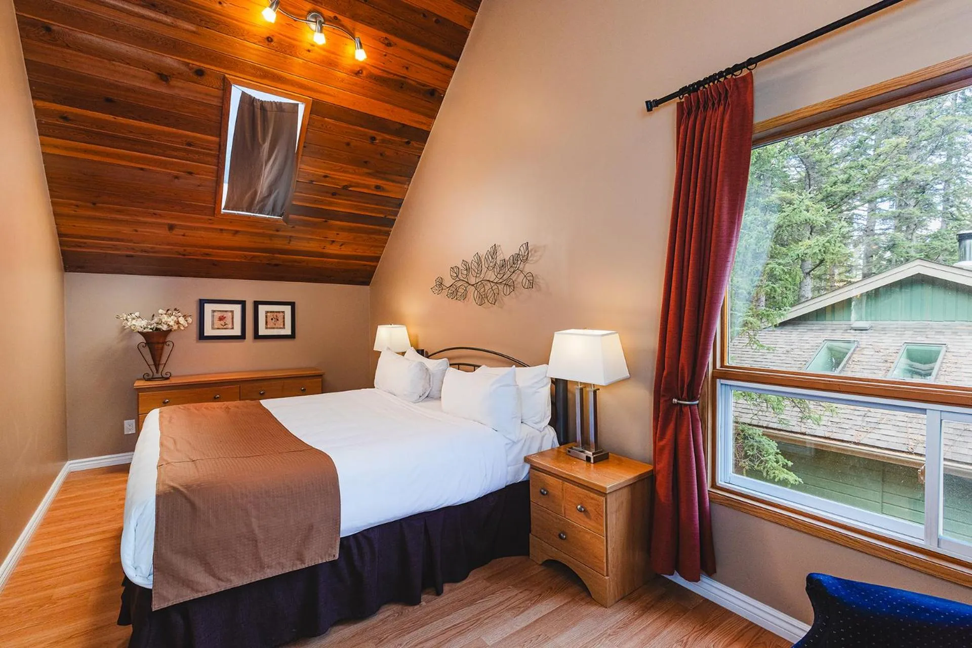 Bed in Overlander Mountain Lodge