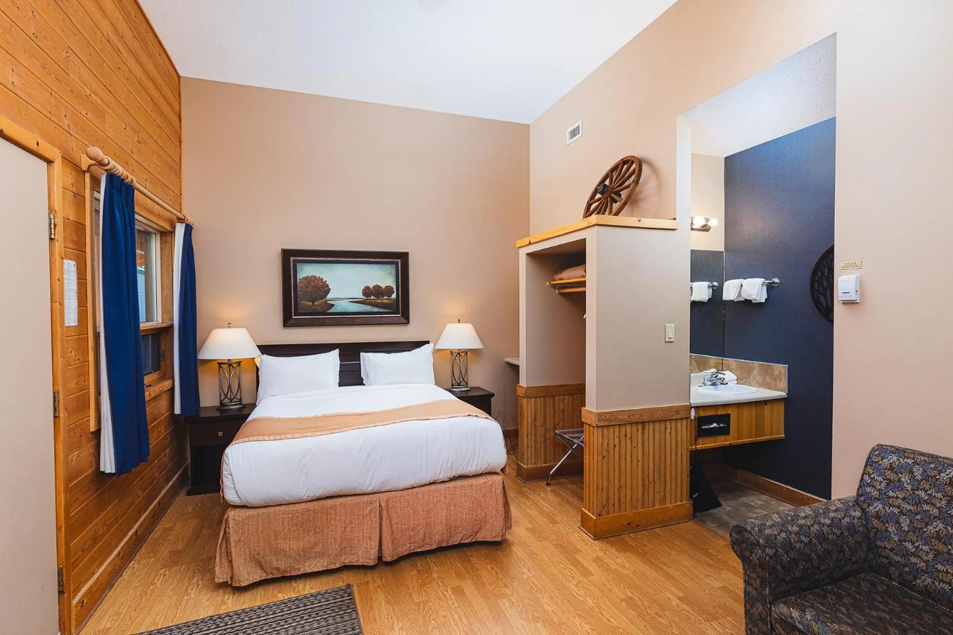 Bedroom, Bed in Overlander Mountain Lodge