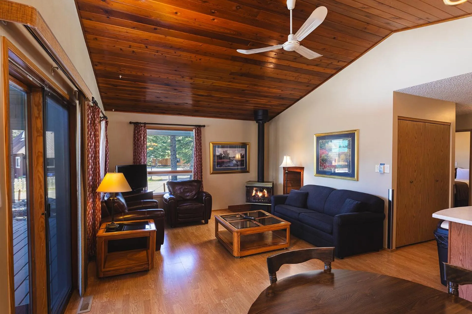 Living room in Overlander Mountain Lodge