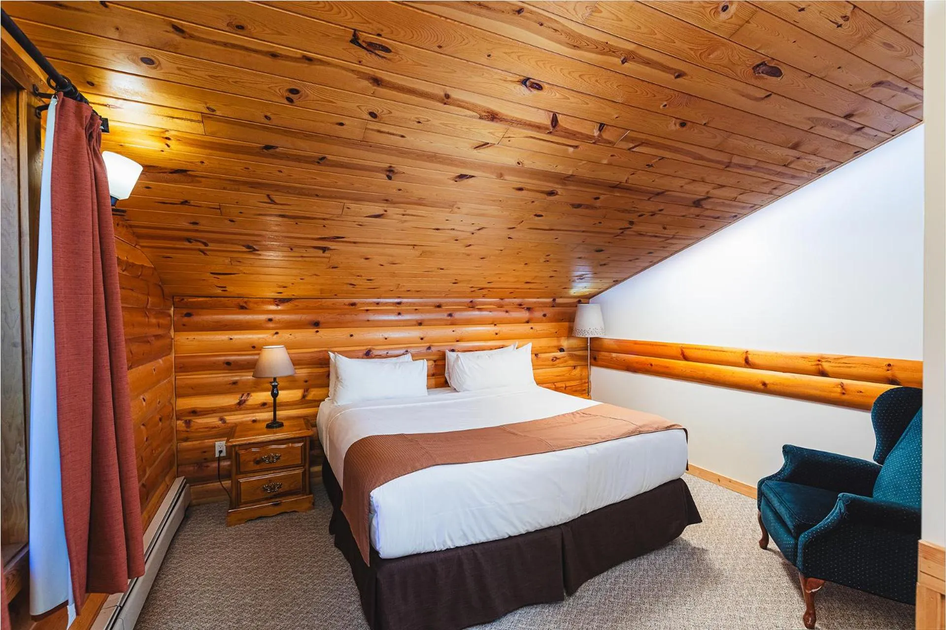 Bedroom, Bed in Overlander Mountain Lodge