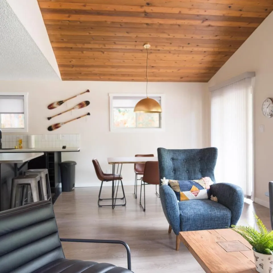 Seating area in Overlander Mountain Lodge