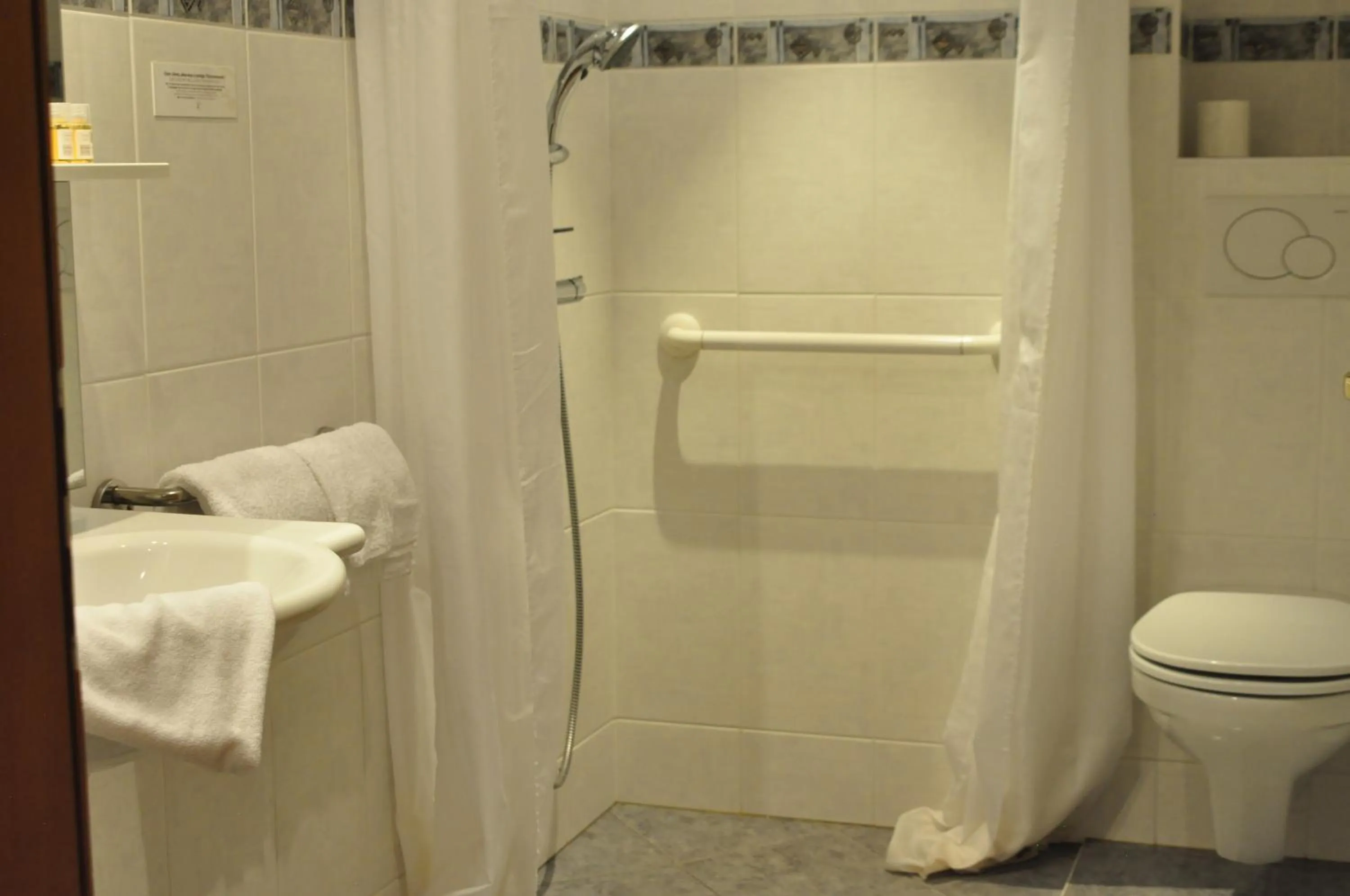 Bathroom in Logis Hôtel-Restaurant du Herrenstein