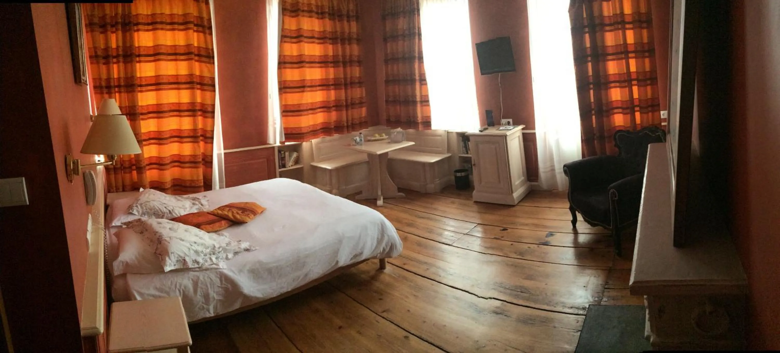 Photo of the whole room, Bed in Logis Hôtel-Restaurant du Herrenstein