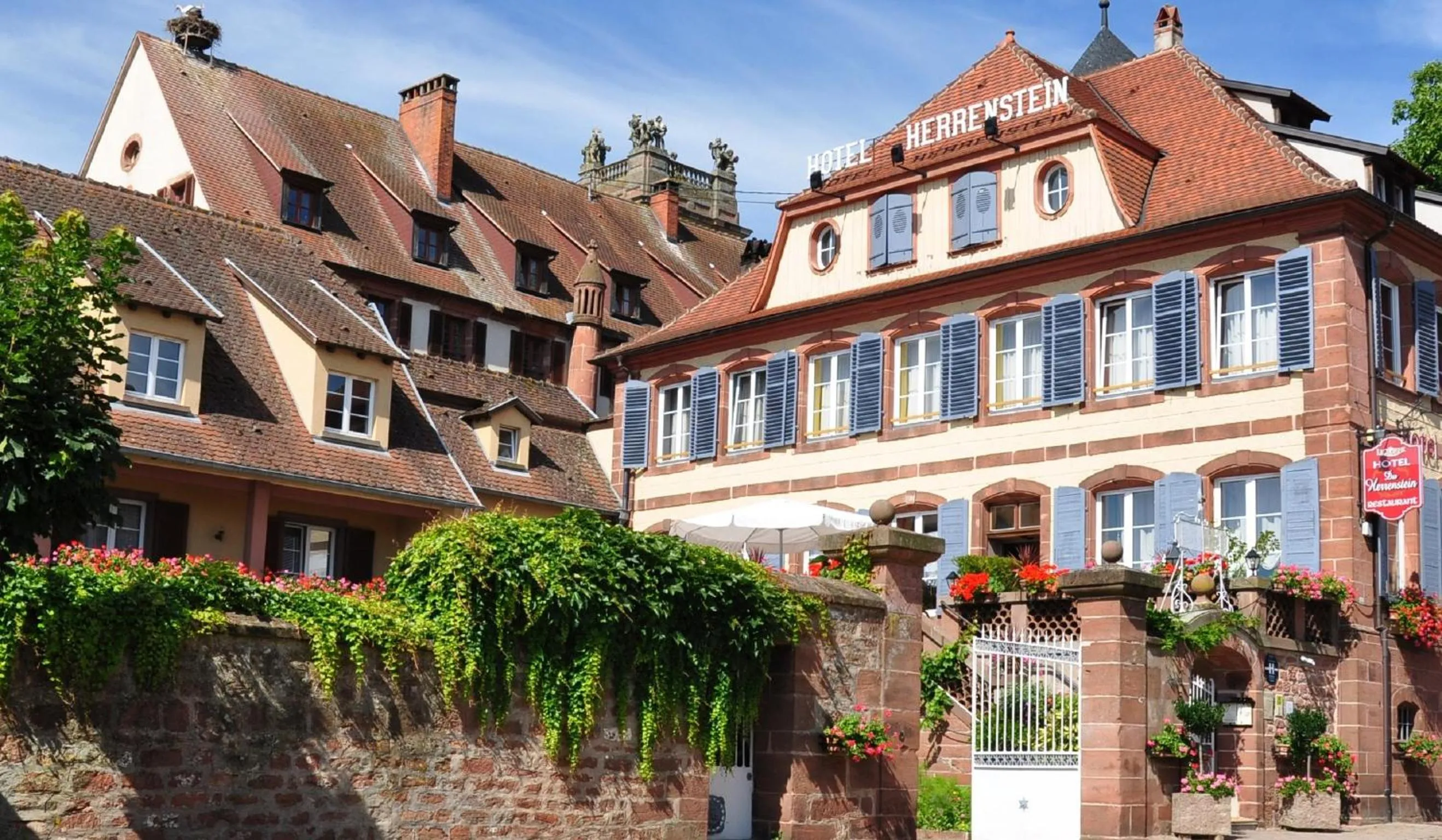 Facade/entrance in Logis Hôtel-Restaurant du Herrenstein