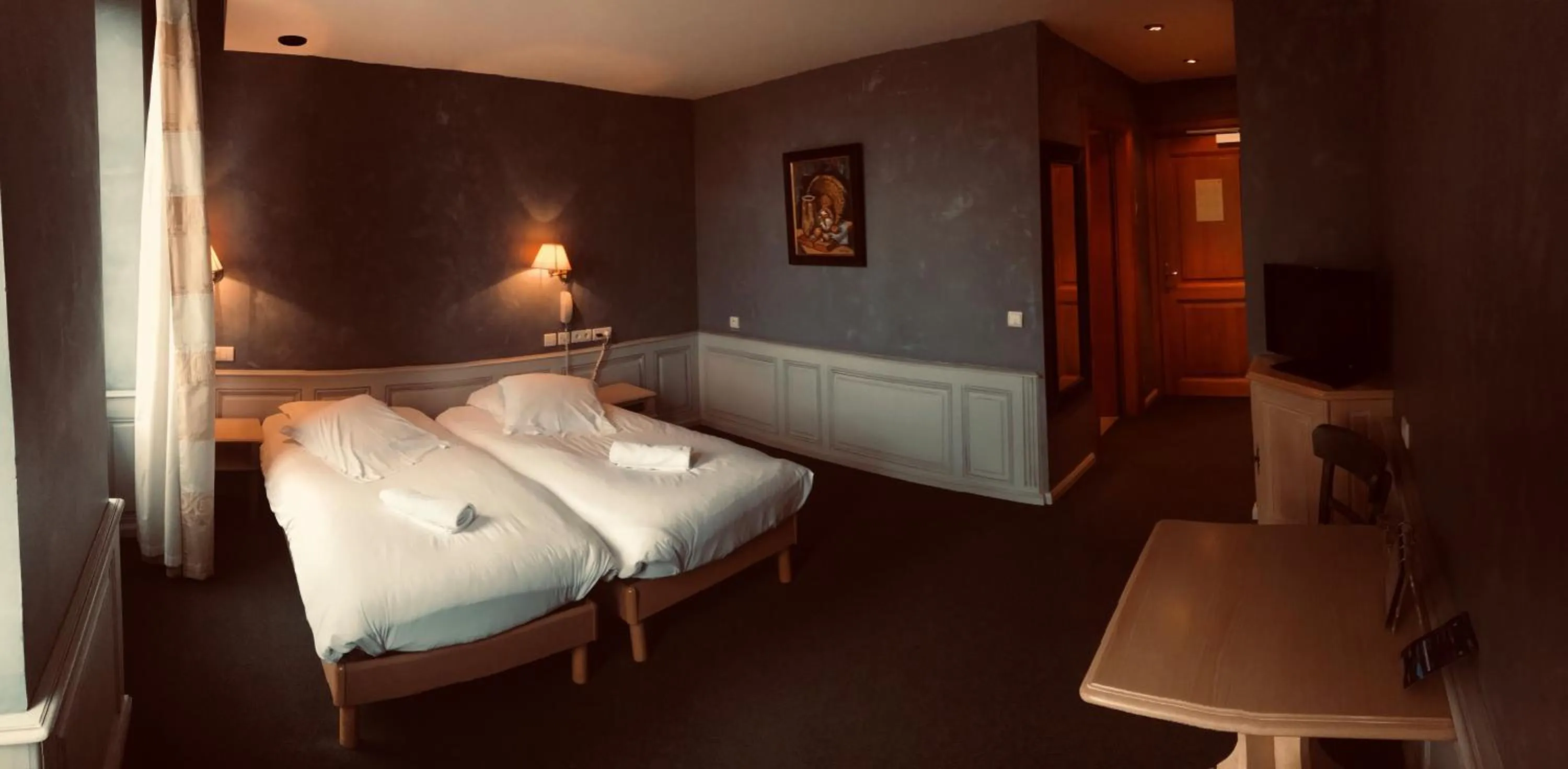 Property building, Bed in Logis Hôtel-Restaurant du Herrenstein