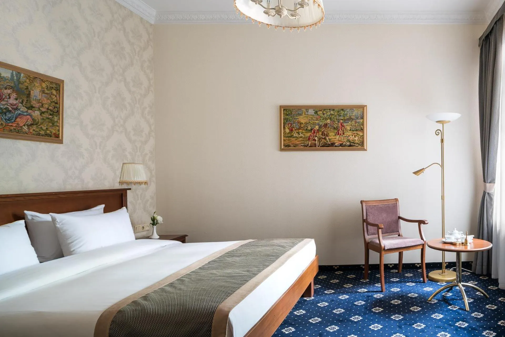 Bedroom, Bed in Mozart Hotel