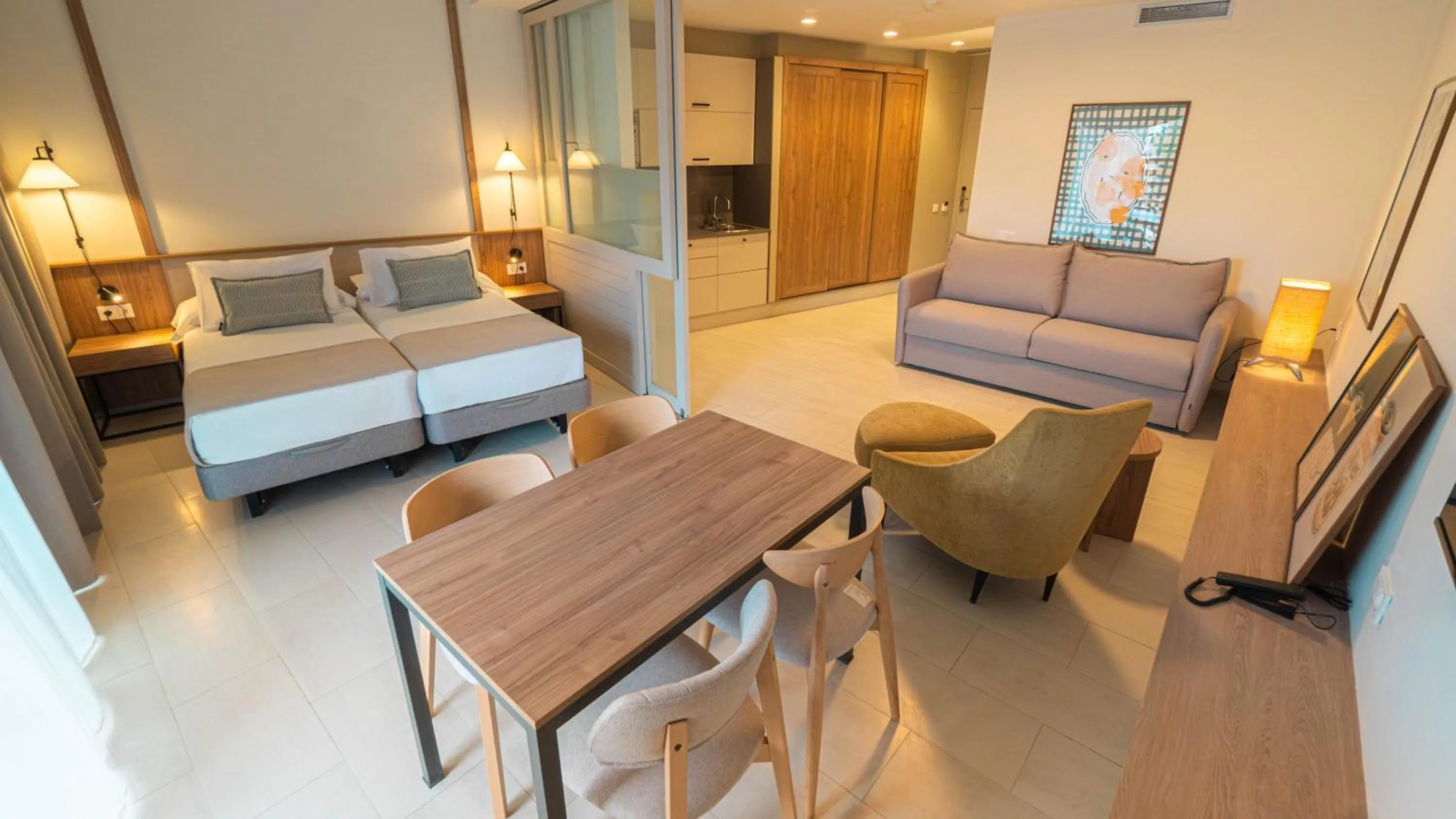 Photo of the whole room, Bed in Ohtels Les Oliveres