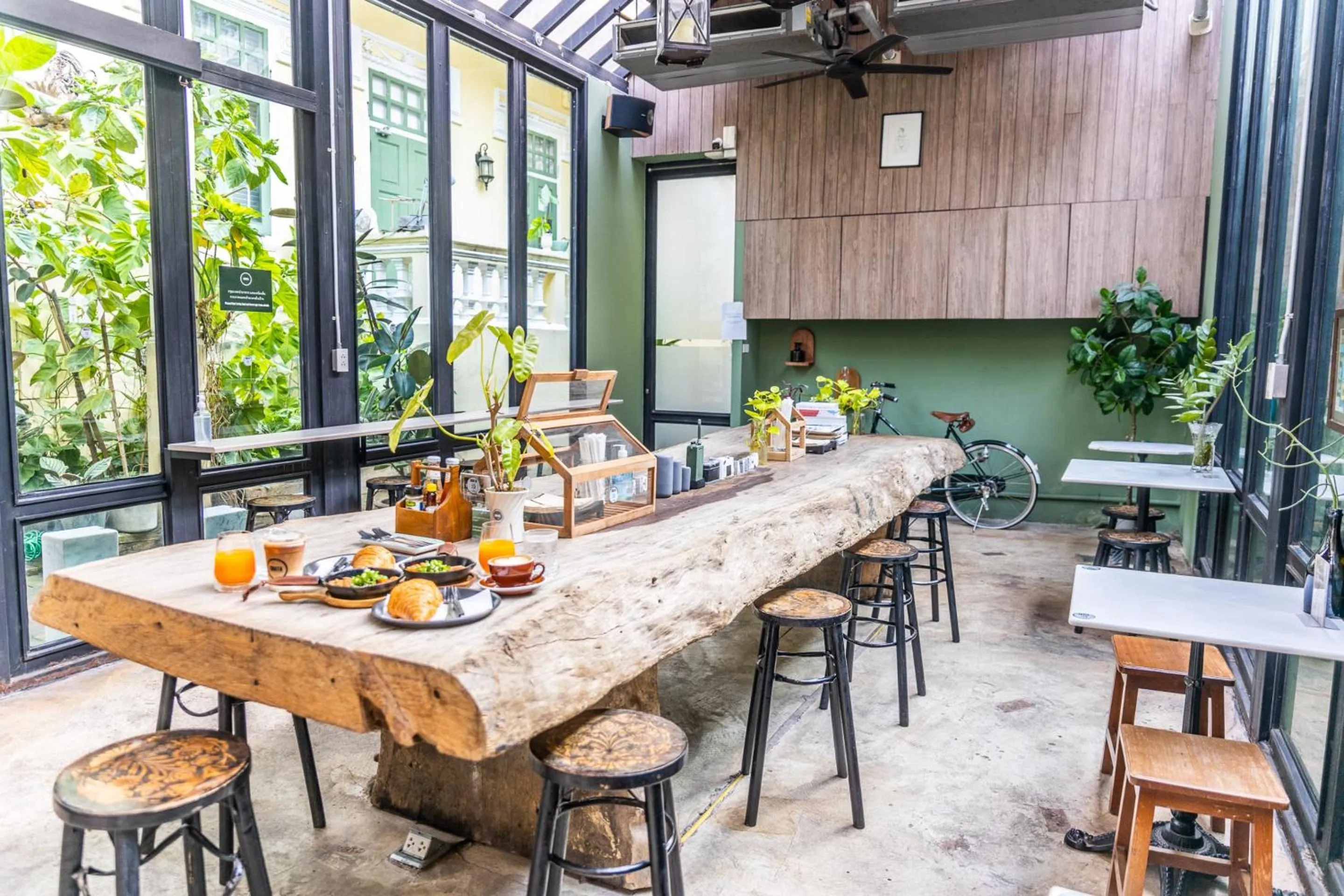 Restaurant/places to eat in Baan 2459 Heritage House