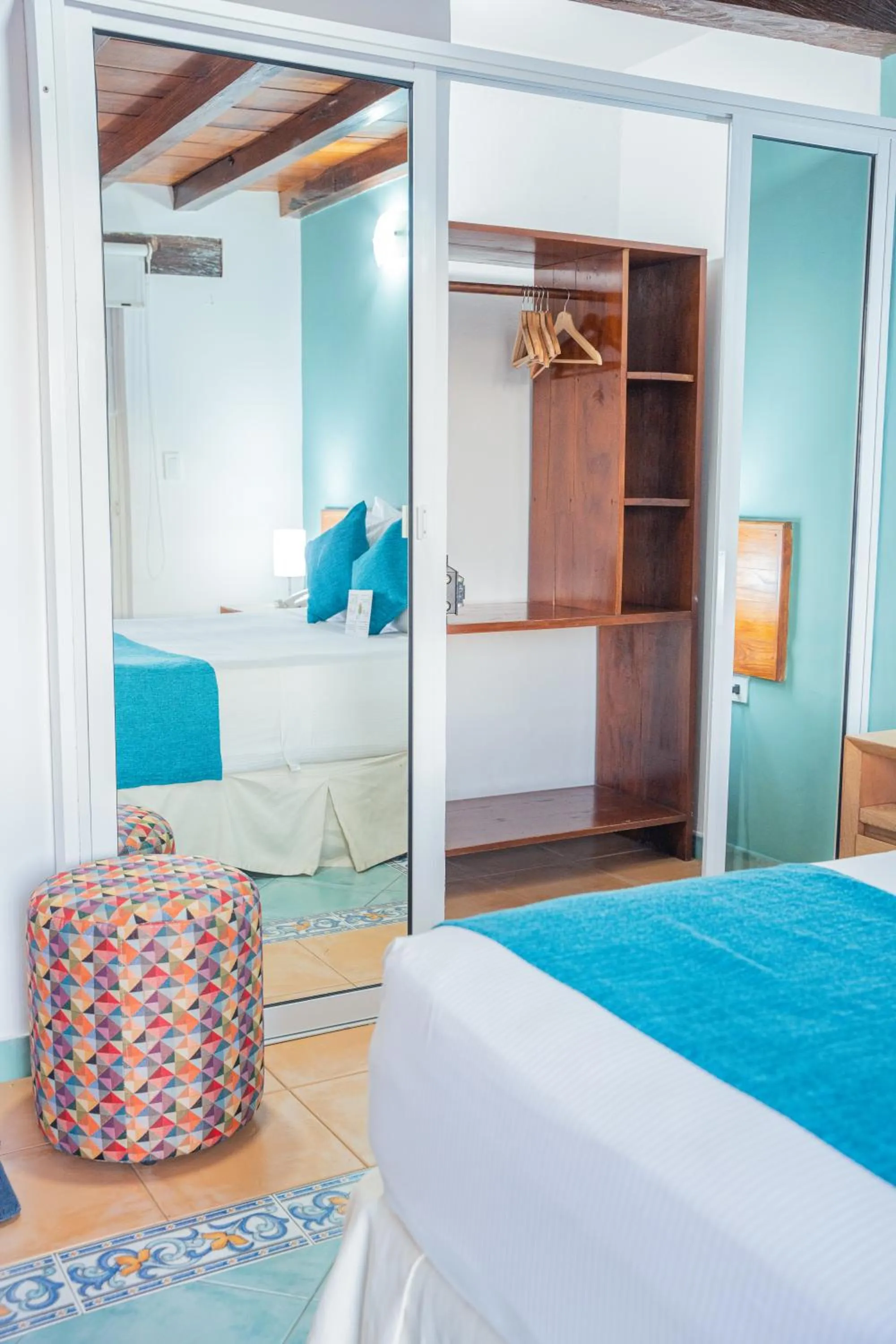 wardrobe, Bed in Hotel 3 Banderas