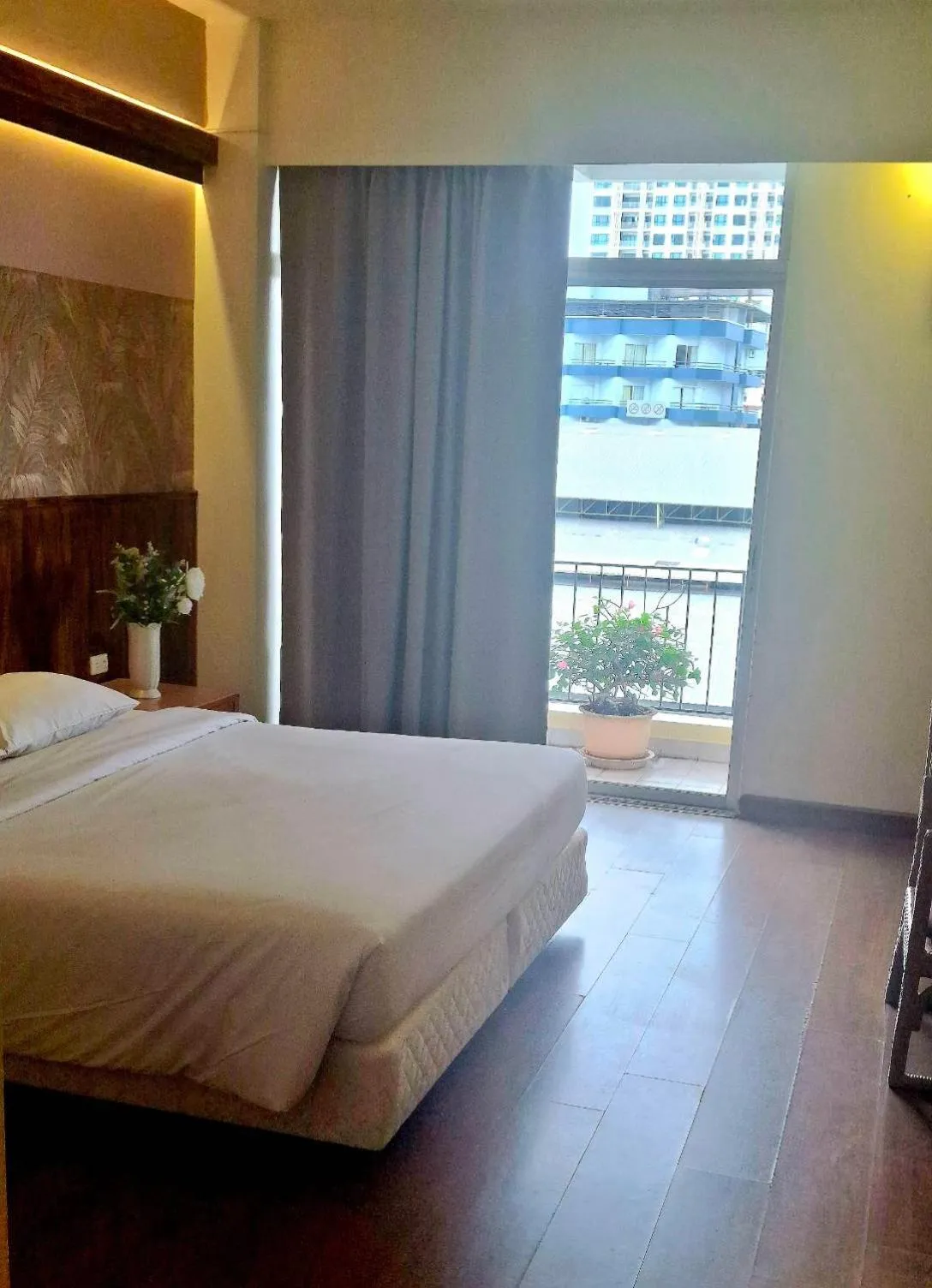 Bed in Golden Beach Hotel Pattaya