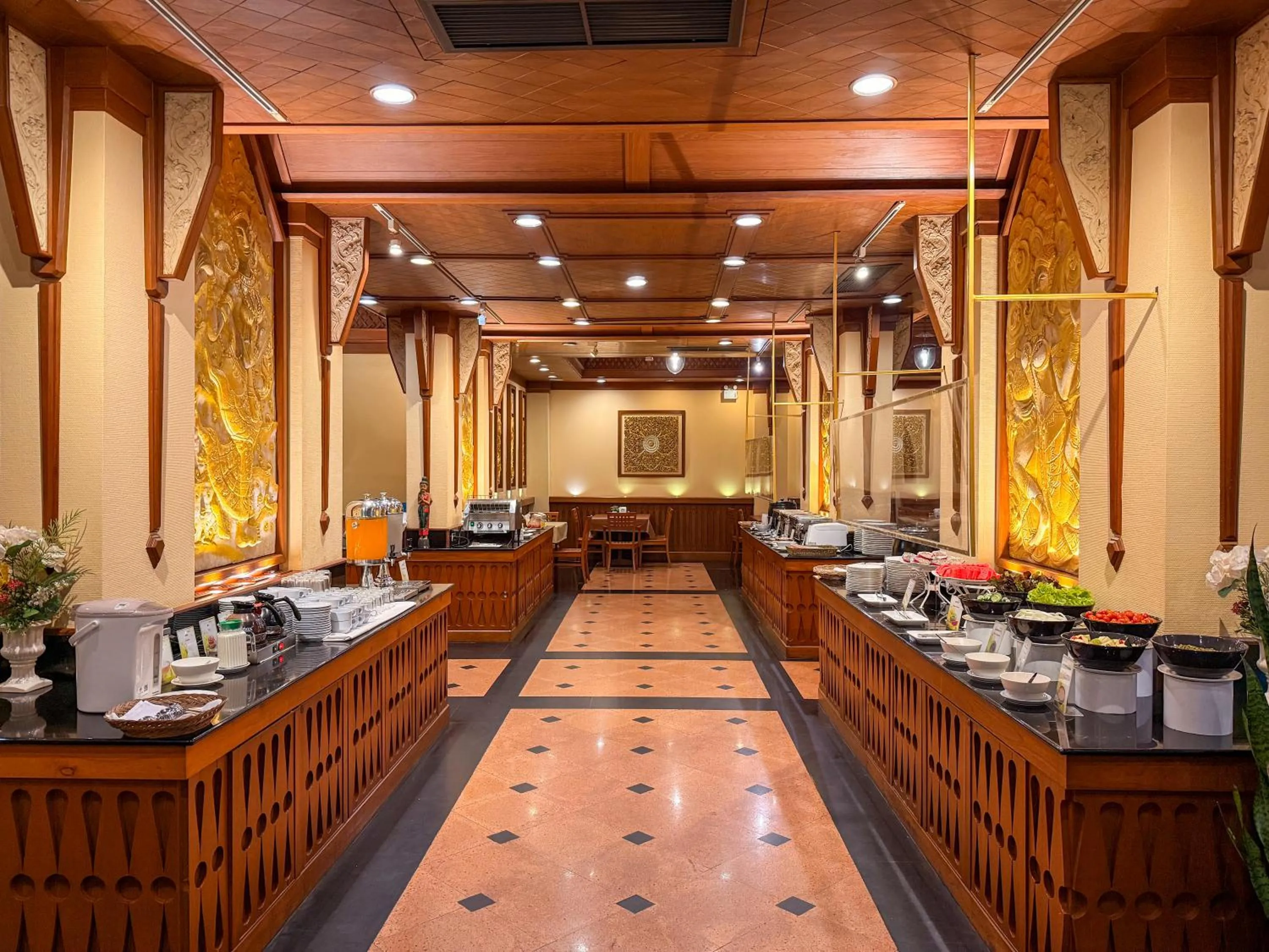 Restaurant/places to eat in Golden Beach Hotel Pattaya