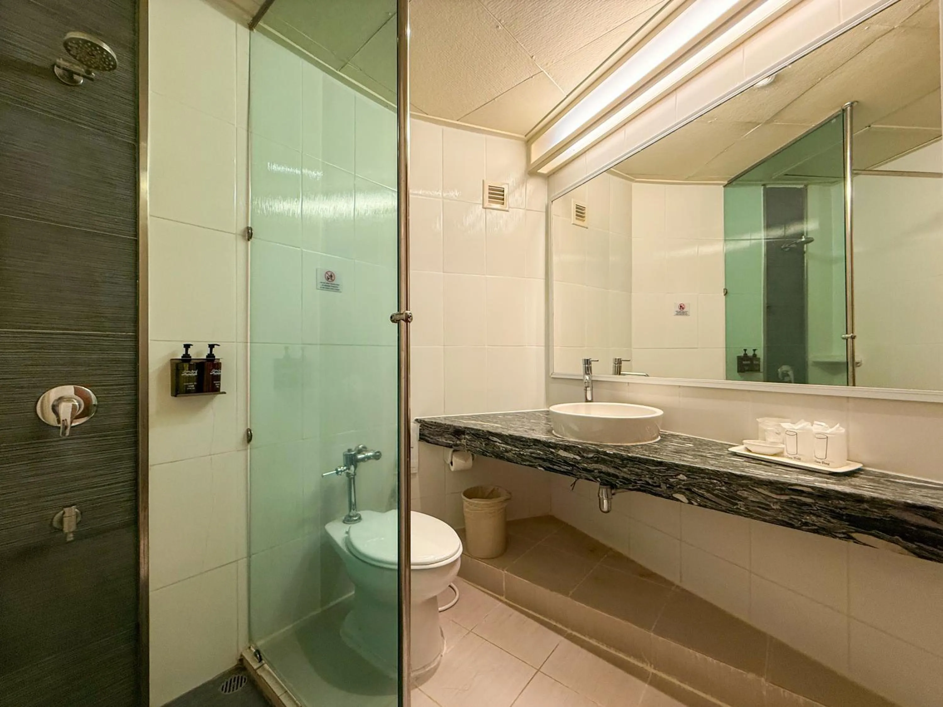 Bathroom in Golden Beach Hotel Pattaya