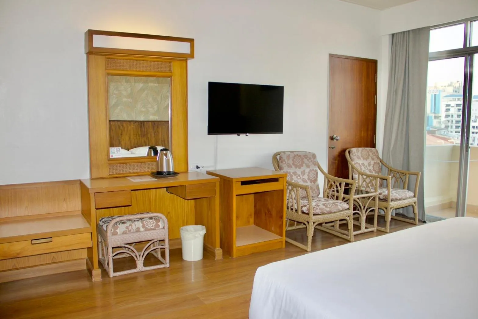 Balcony/Terrace, Bed in Golden Beach Hotel Pattaya