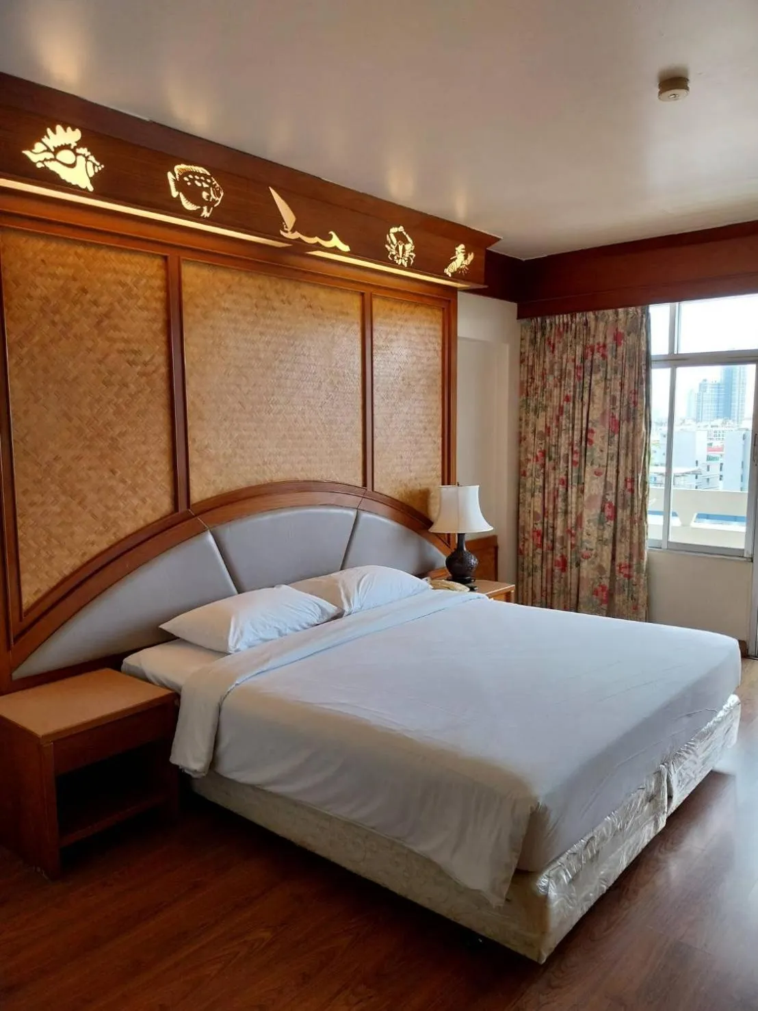 Bed in Golden Beach Hotel Pattaya