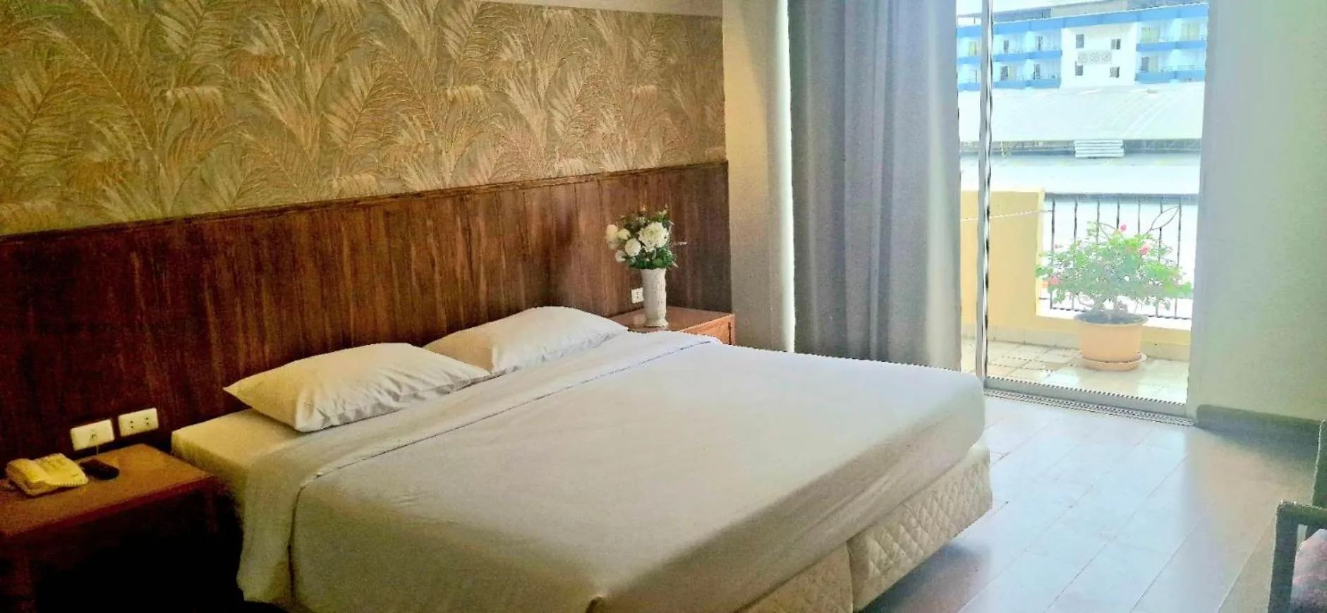 Bed in Golden Beach Hotel Pattaya