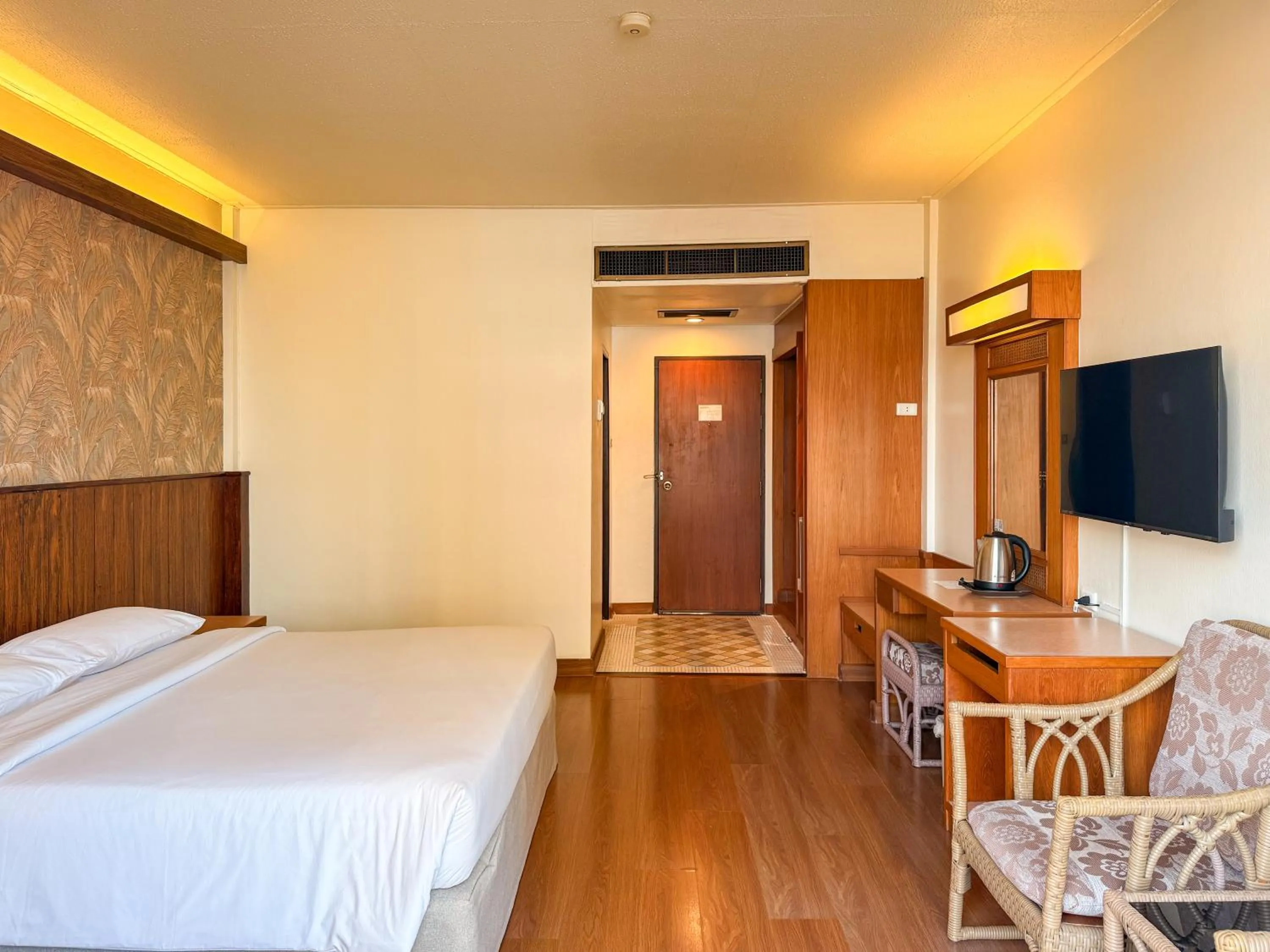 Bed in Golden Beach Hotel Pattaya