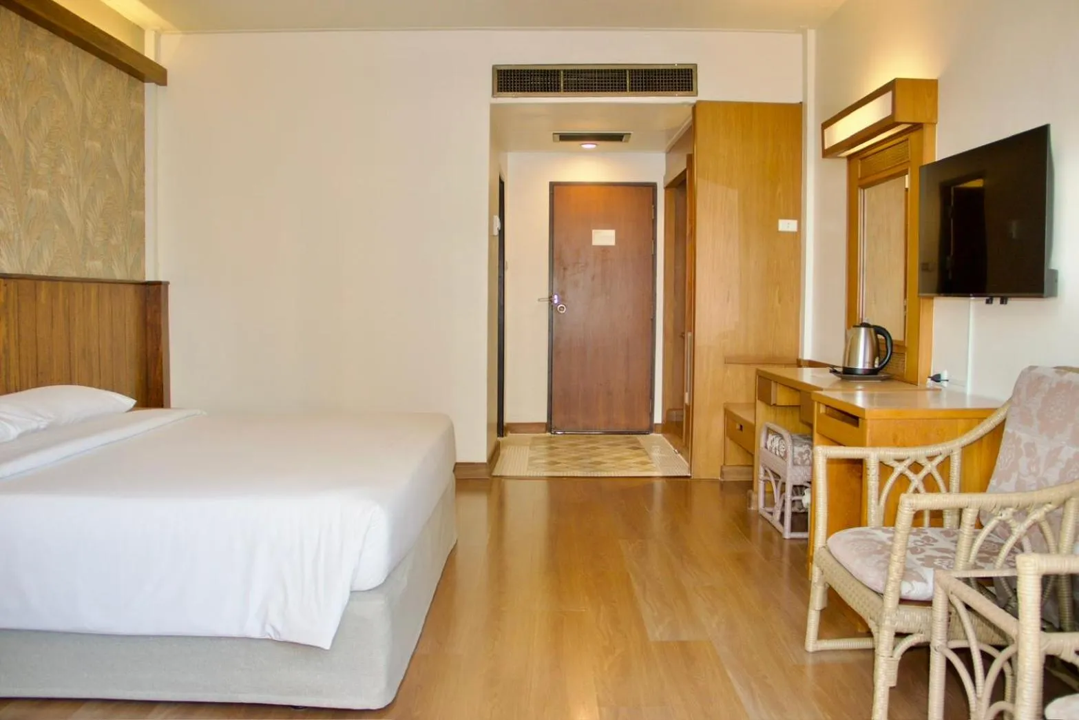 Balcony/Terrace, Bed in Golden Beach Hotel Pattaya