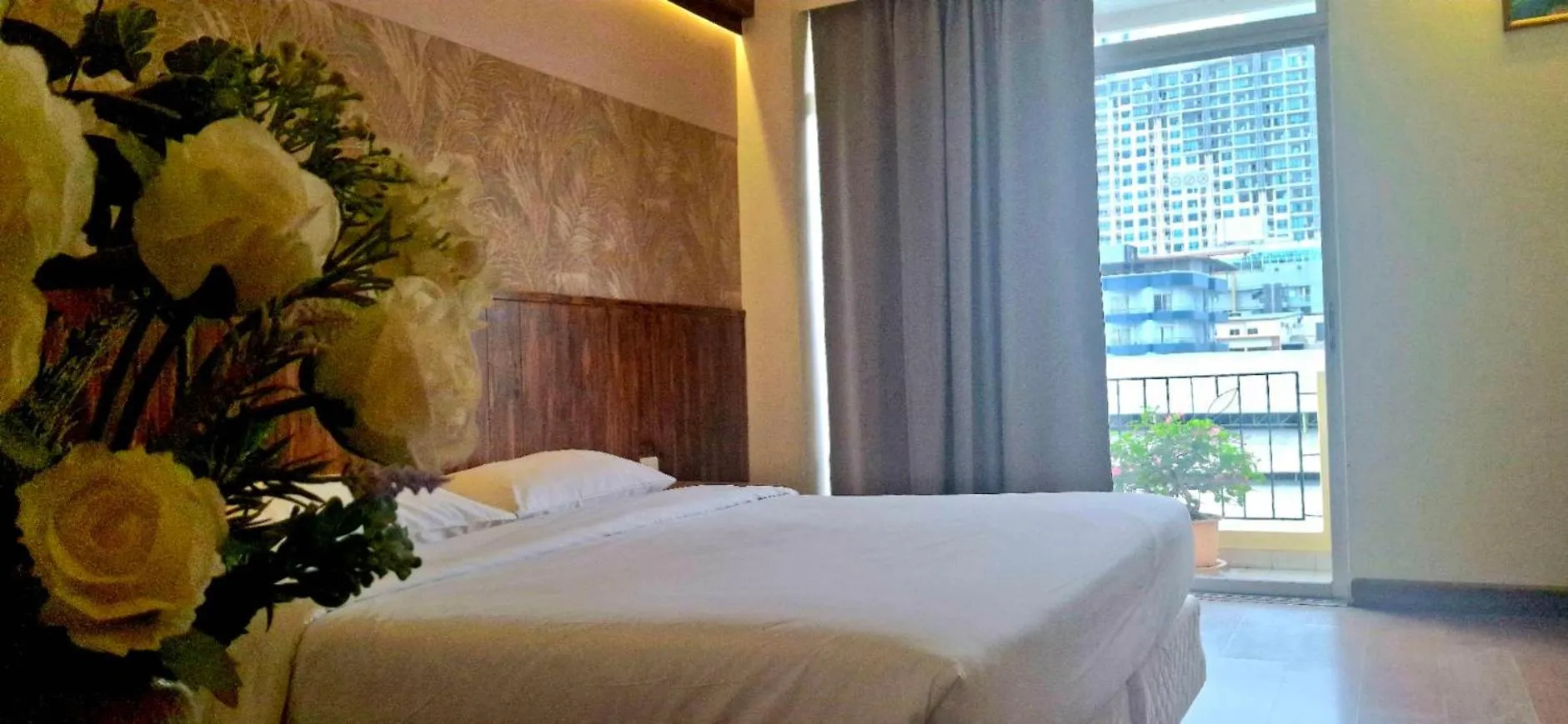 Bed in Golden Beach Hotel Pattaya