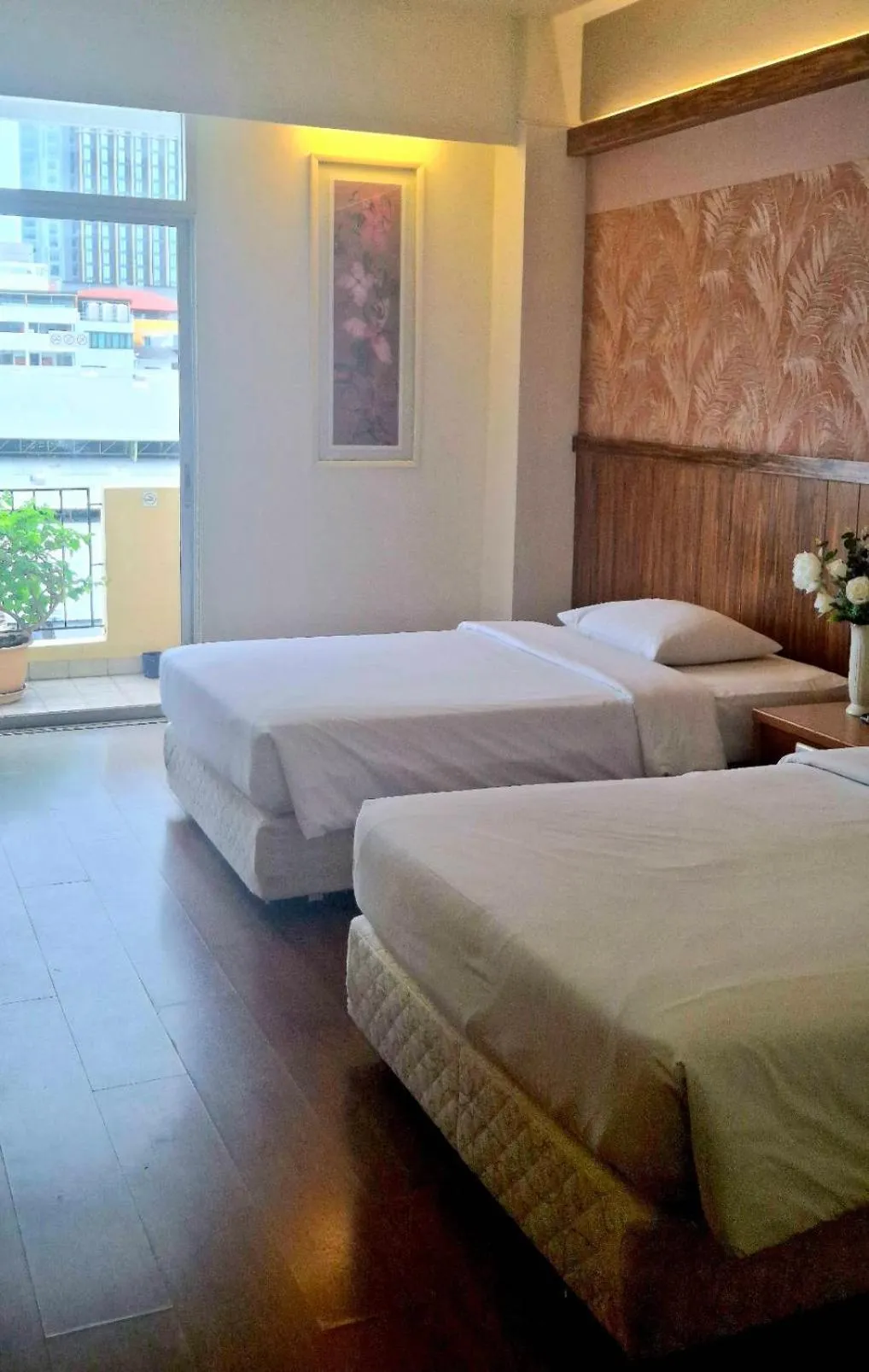 Bed in Golden Beach Hotel Pattaya