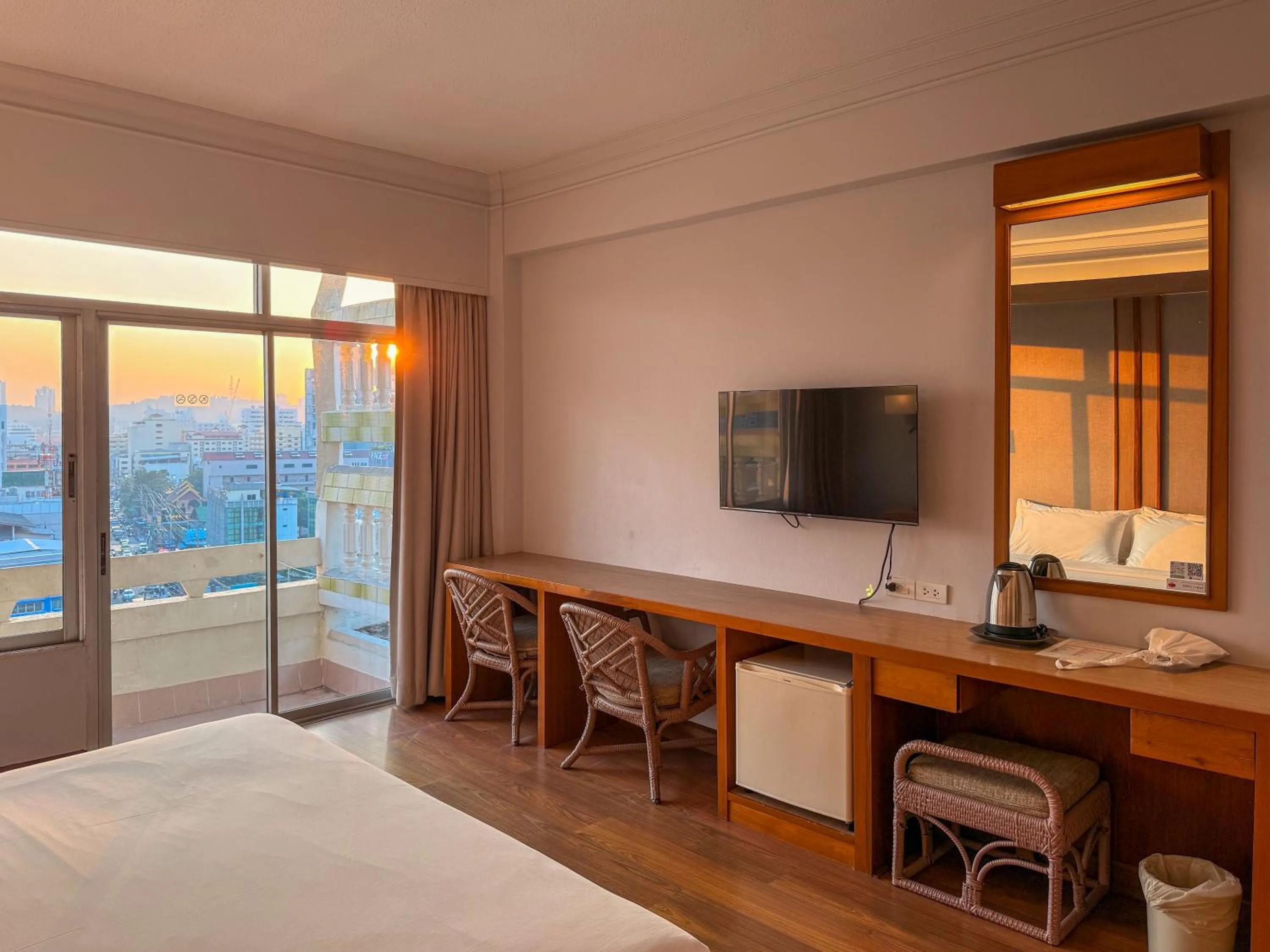 Bed in Golden Beach Hotel Pattaya