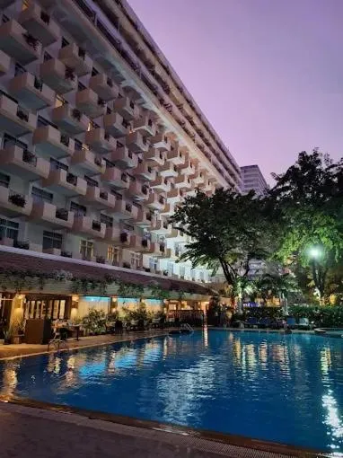 Pool view in Golden Beach Hotel Pattaya