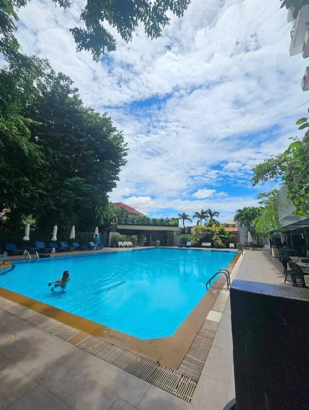 Swimming pool in Golden Beach Hotel Pattaya