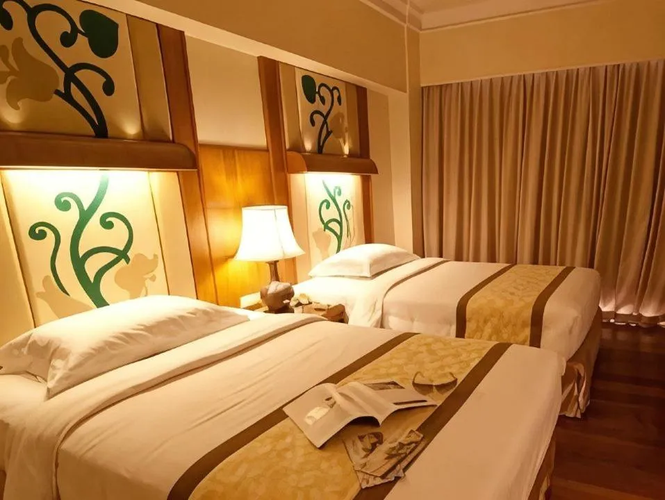 Balcony/Terrace, Bed in Golden Beach Hotel Pattaya