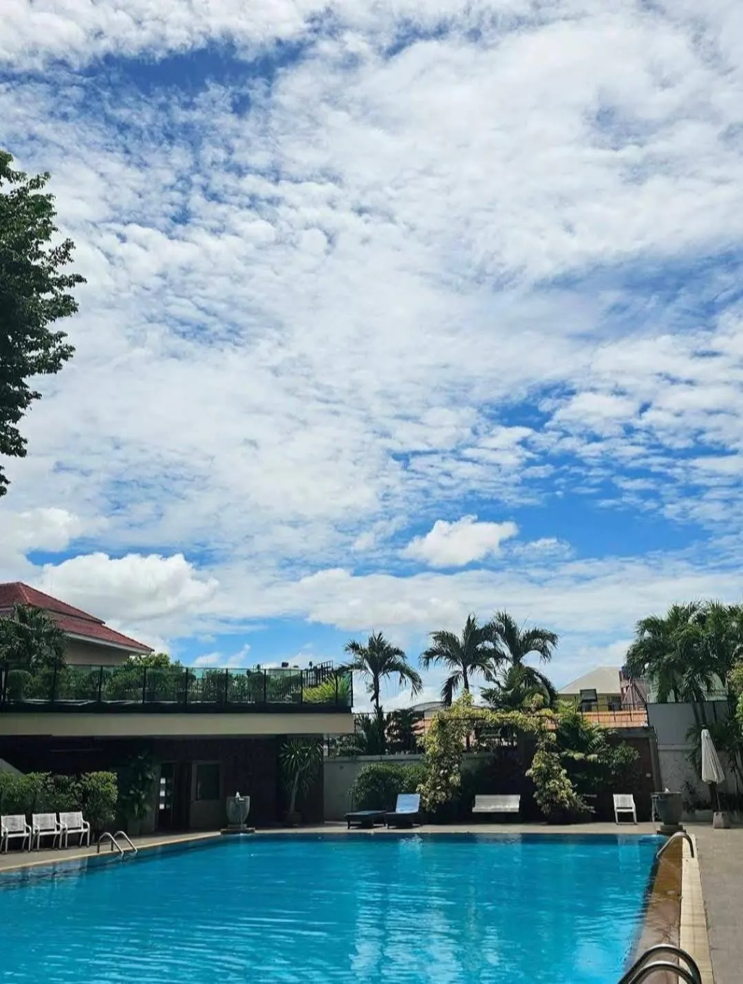 Swimming pool in Golden Beach Hotel Pattaya