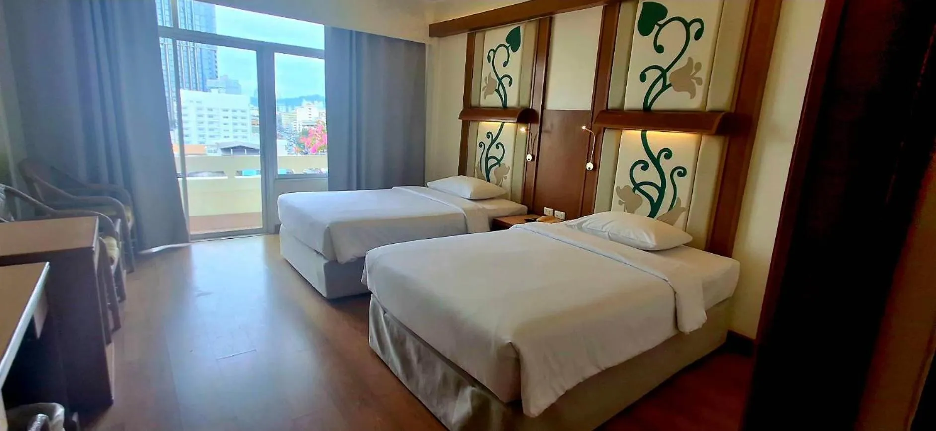 Bathroom, Bed in Golden Beach Hotel Pattaya