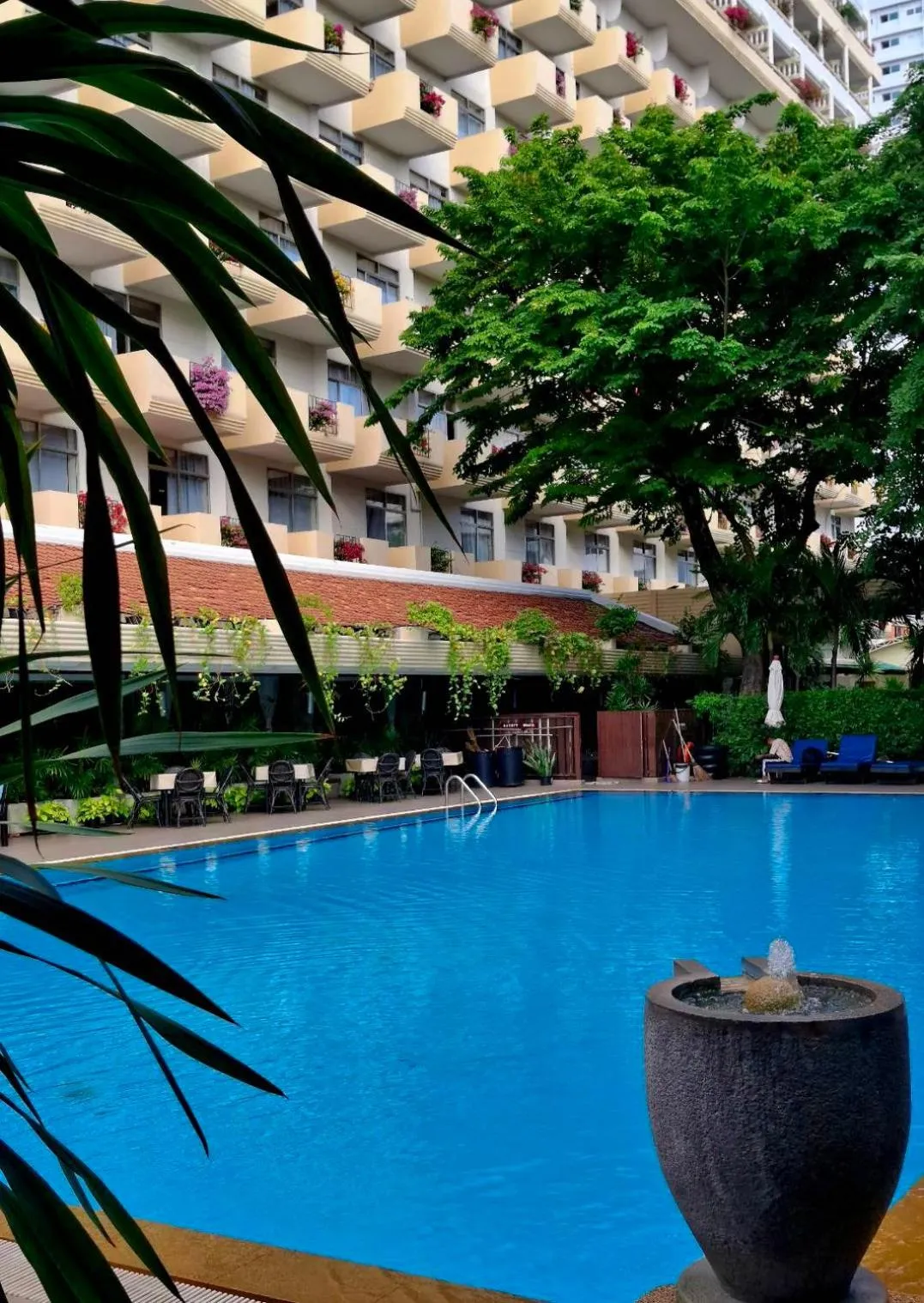 Pool view in Golden Beach Hotel Pattaya