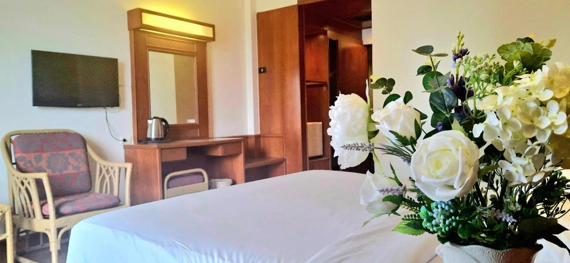 Bed in Golden Beach Hotel Pattaya