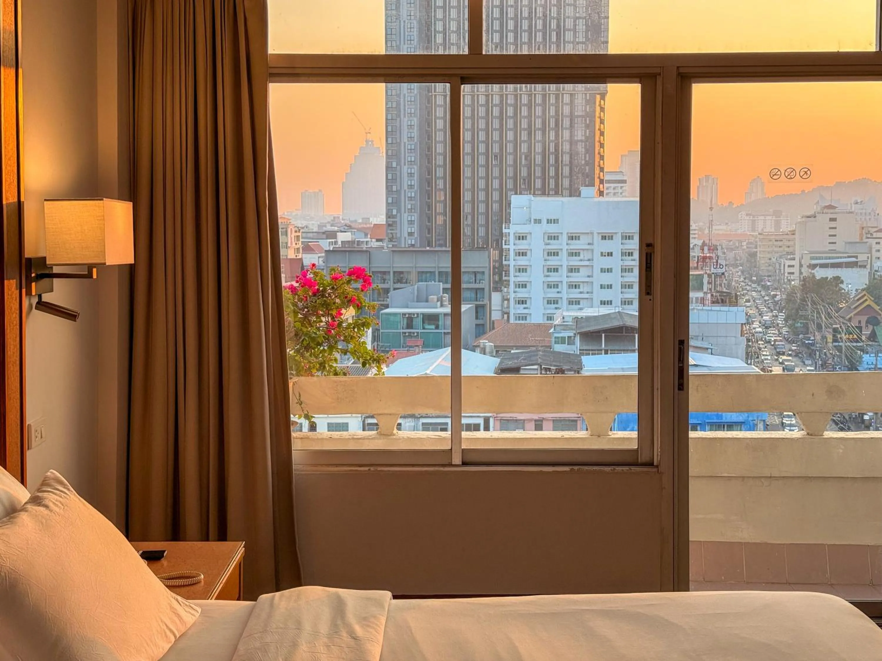 Bed in Golden Beach Hotel Pattaya