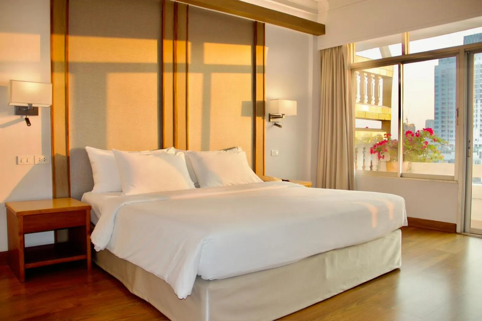 Bed in Golden Beach Hotel Pattaya