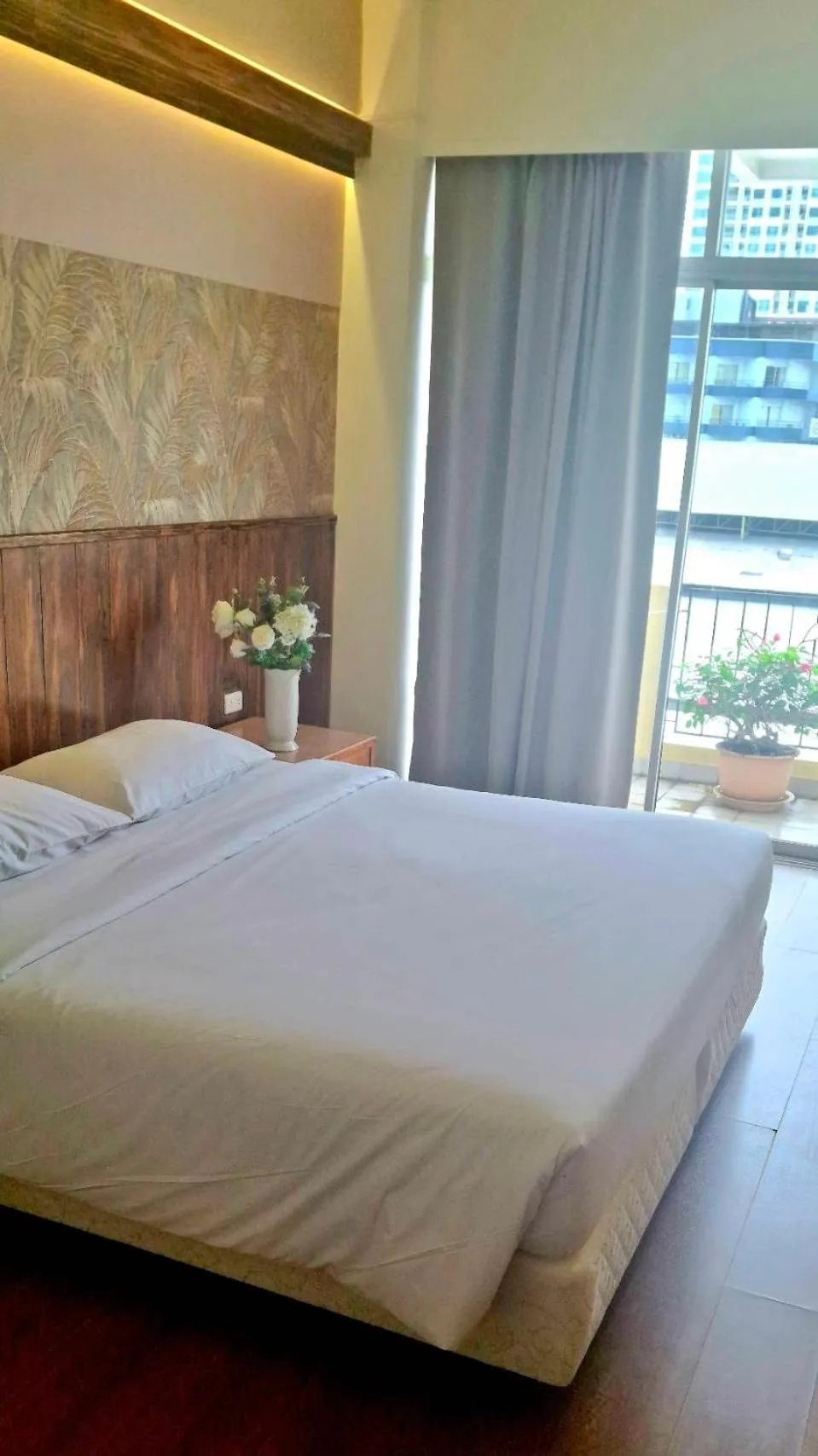 Bed in Golden Beach Hotel Pattaya