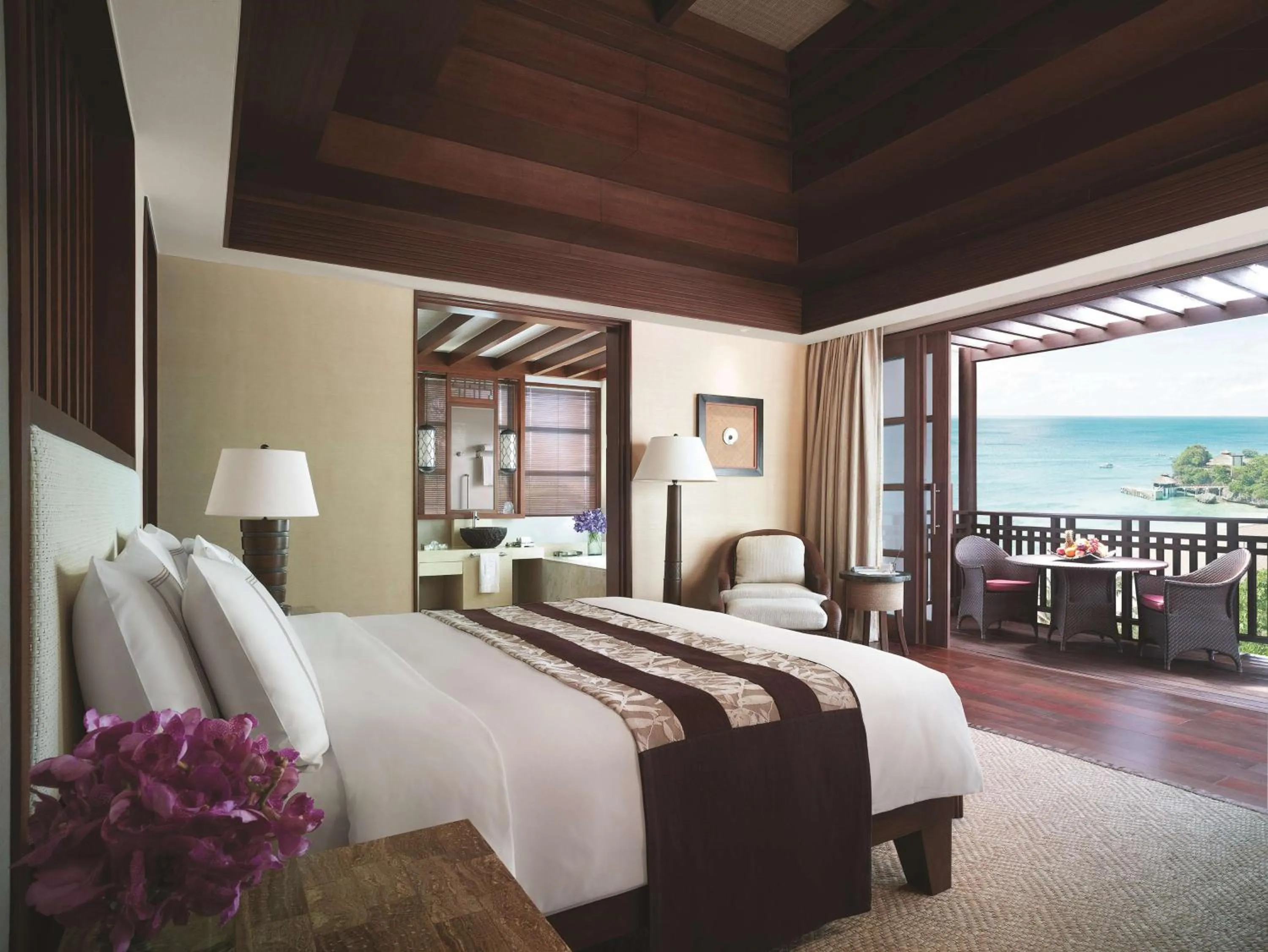 Photo of the whole room, Bed in Shangri-La Boracay