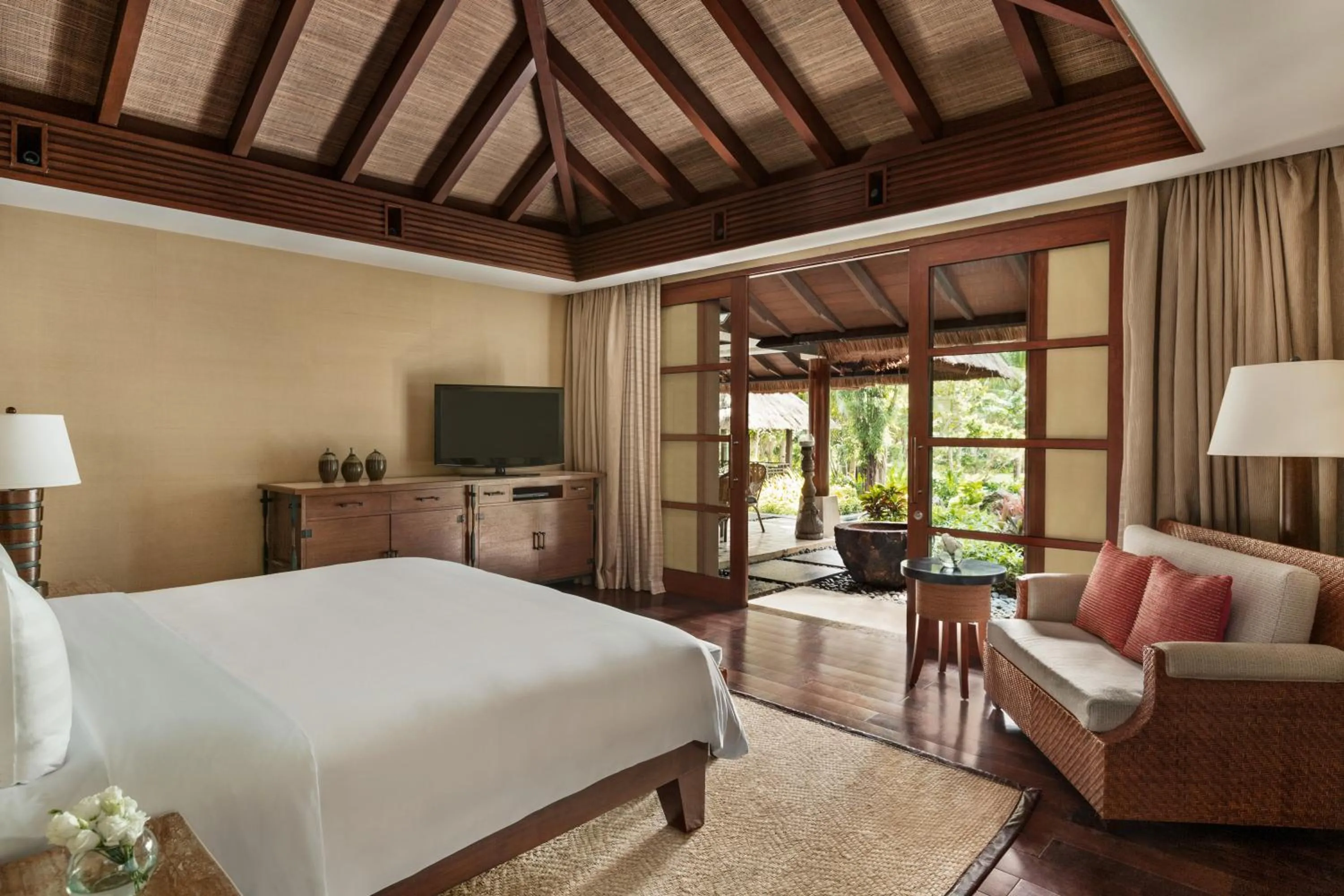 Bed in Shangri-La Boracay