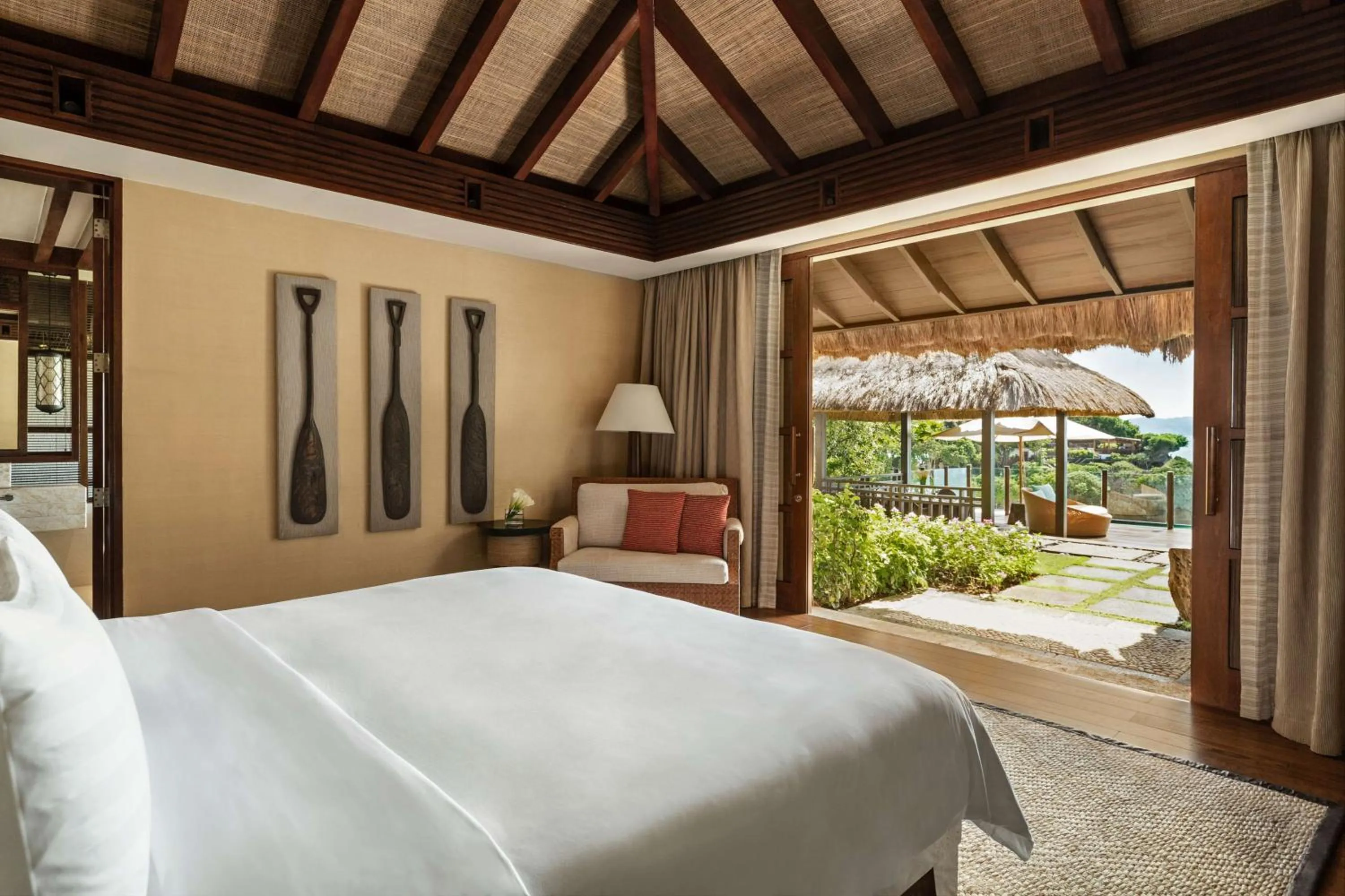 Photo of the whole room, Bed in Shangri-La Boracay