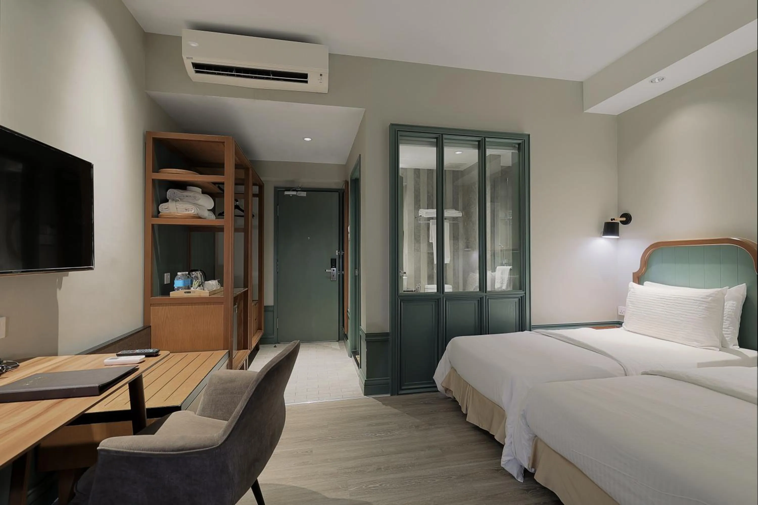 Photo of the whole room, Bed in The Jesselton Hotel