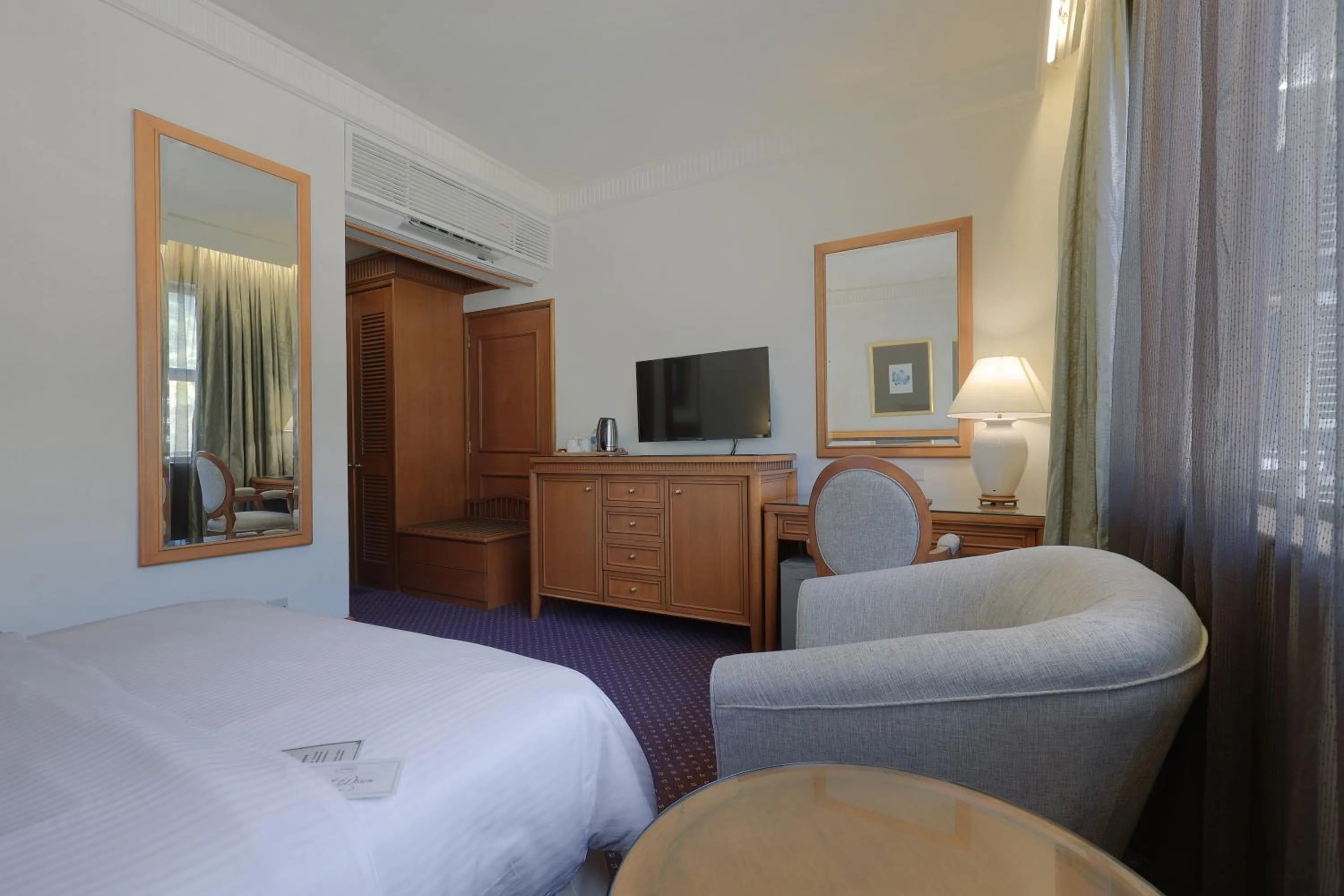 Photo of the whole room, Bed in The Jesselton Hotel