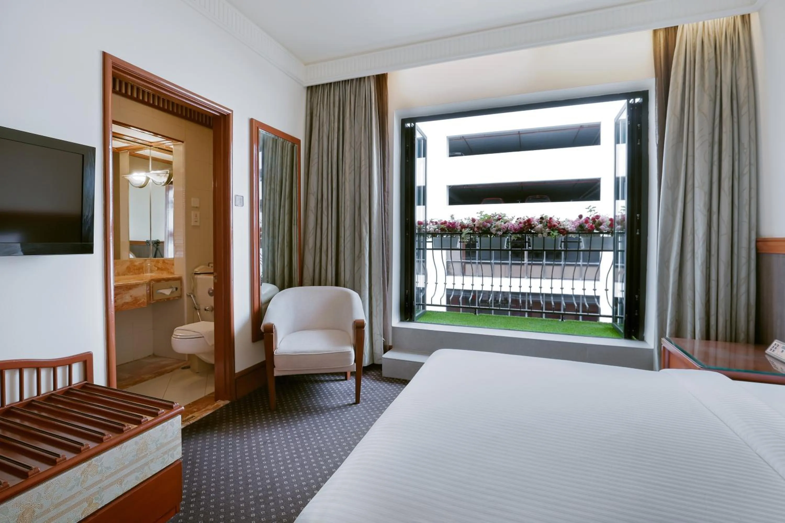 View (from property/room), Bed in The Jesselton Hotel