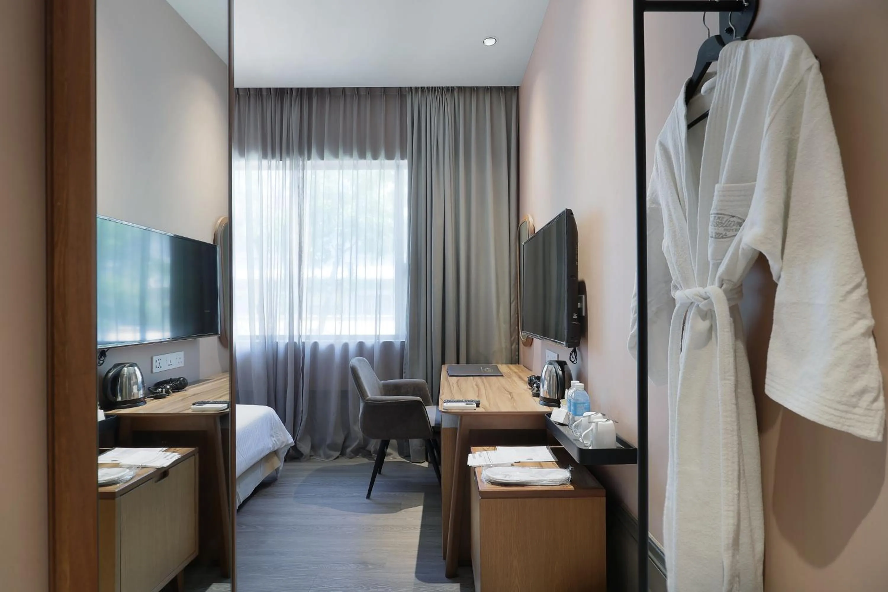 Photo of the whole room, Bed in The Jesselton Hotel