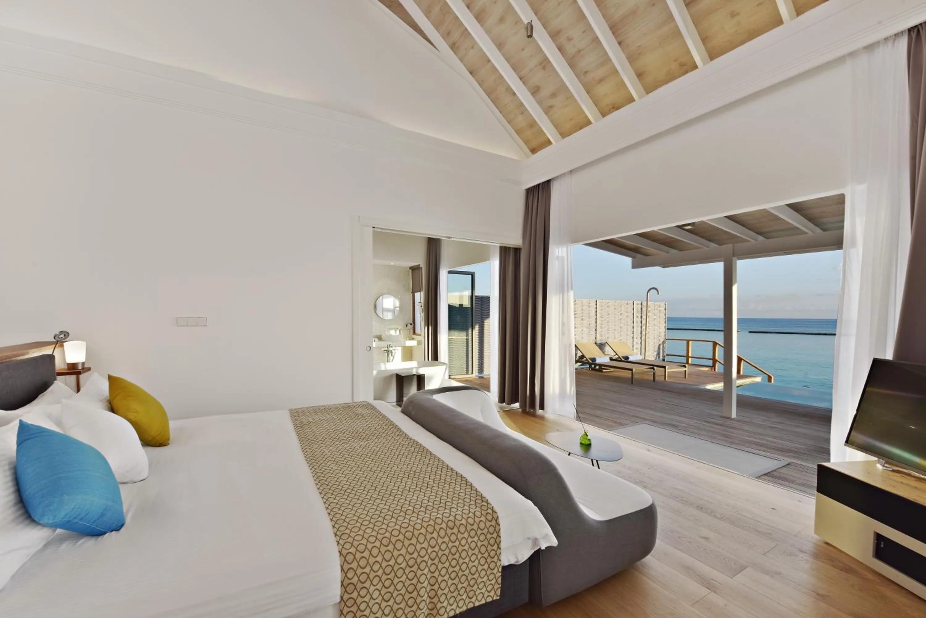 Sea view, Bed in Kuramathi Maldives