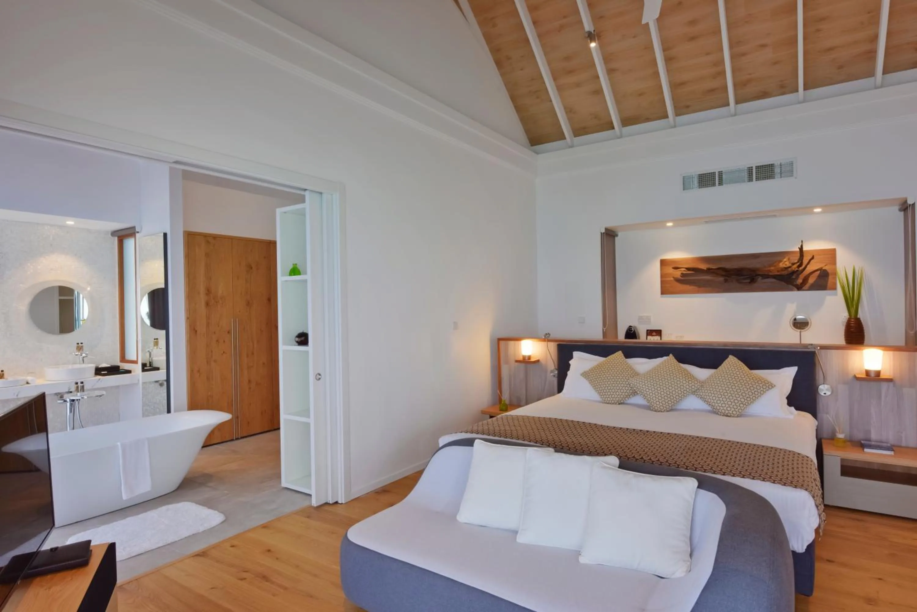 bunk bed, Bed in Kuramathi Maldives