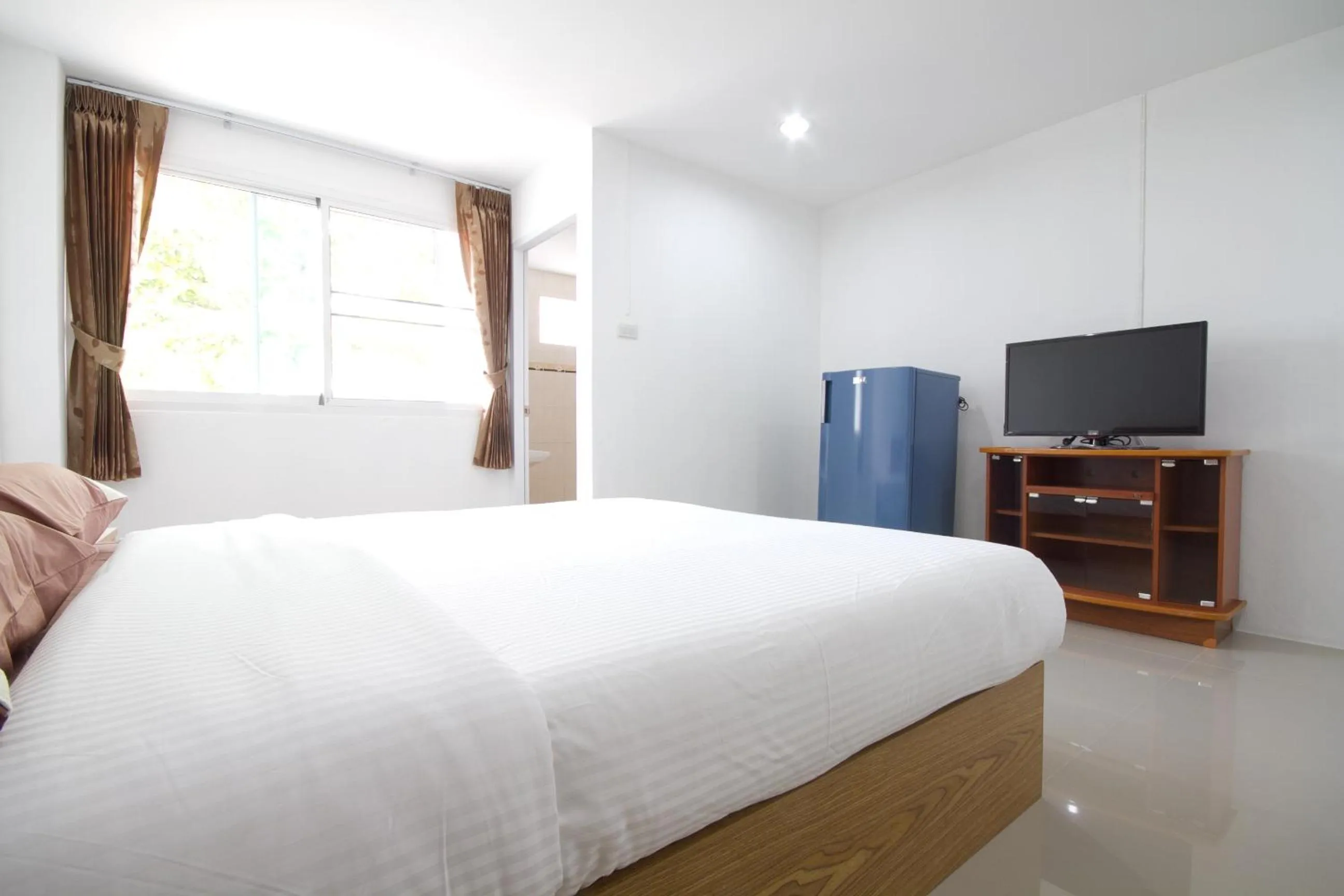 Property building, Bed in Chamnan Residence