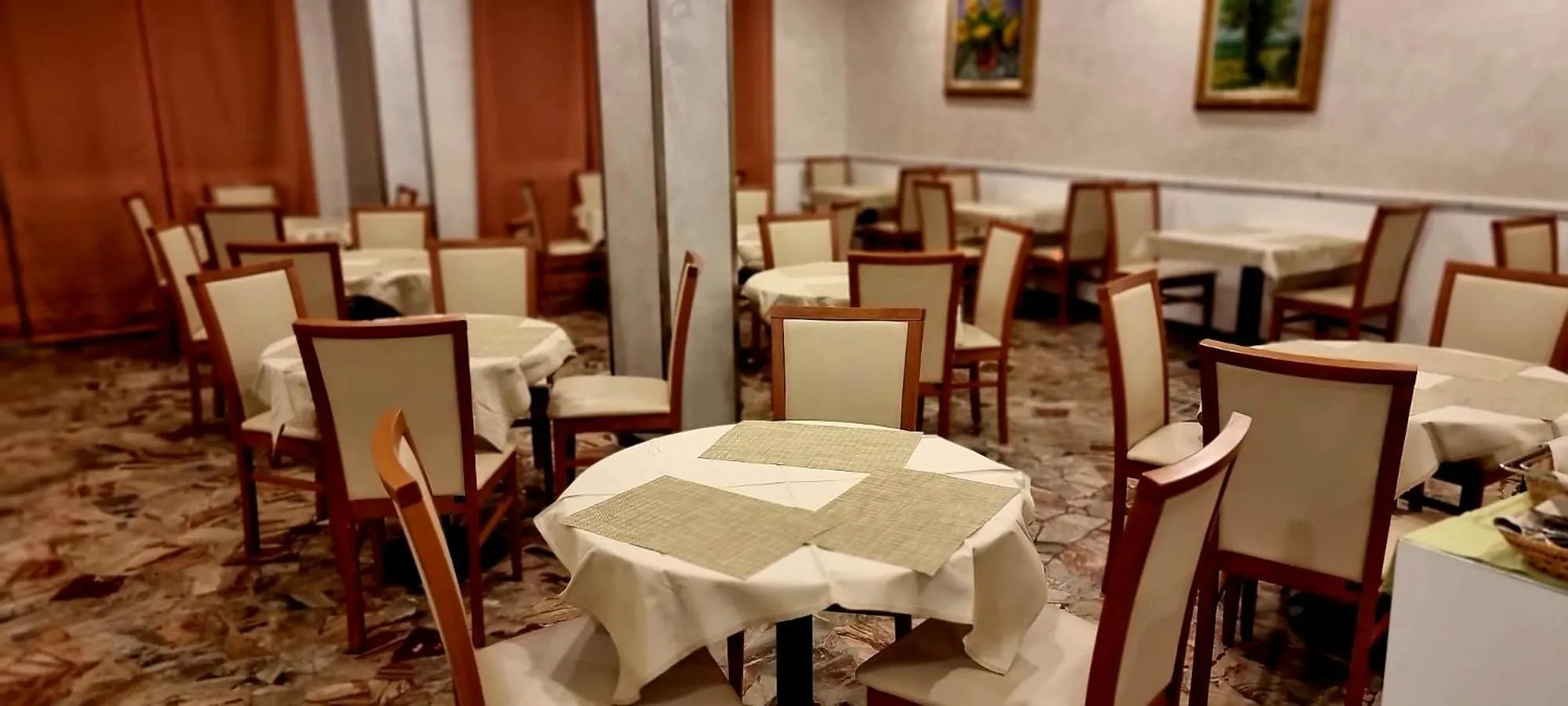 Restaurant/places to eat in Hotel Erika