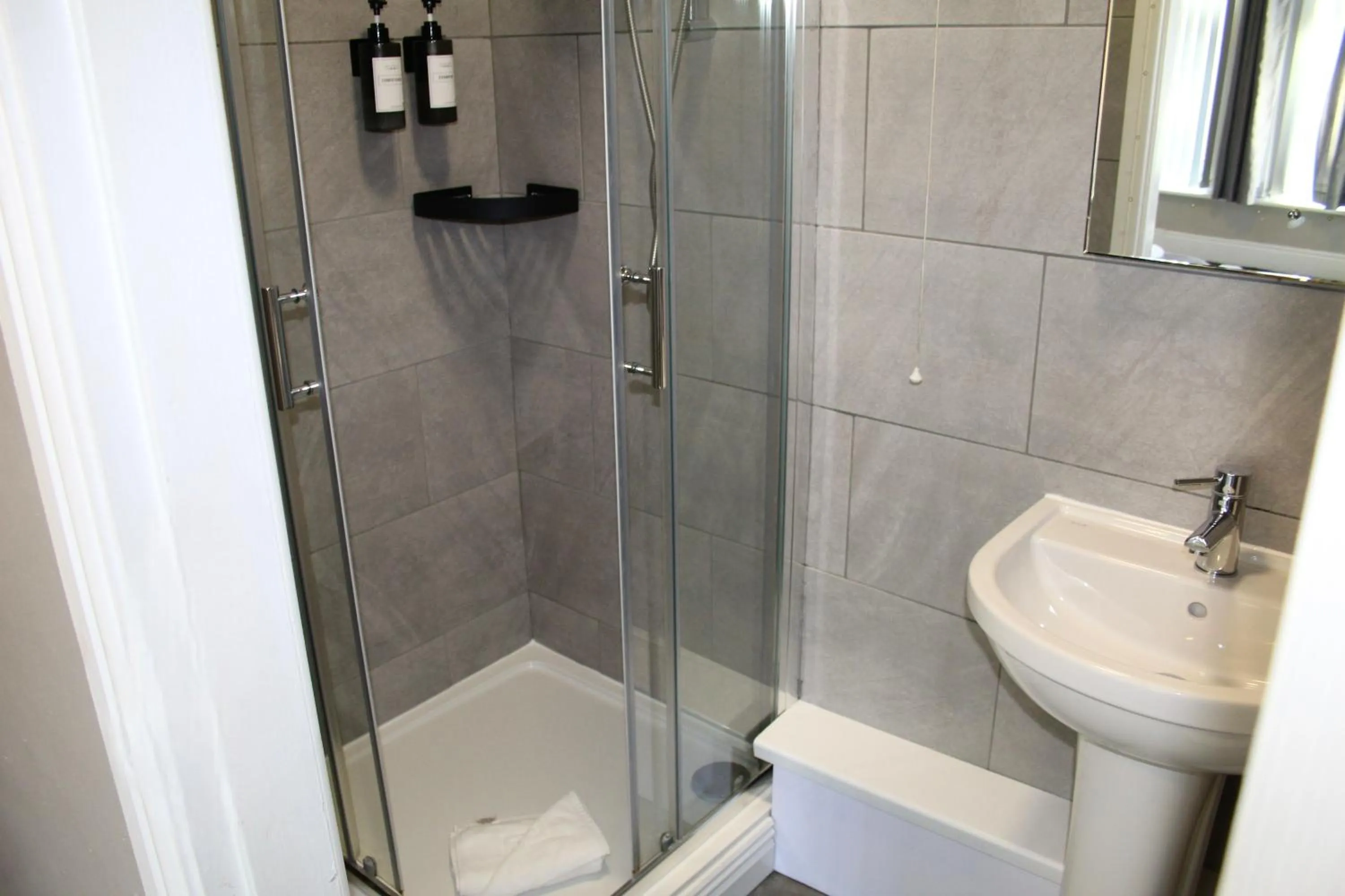 Shower in Mitre Hotel Manchester City Centre