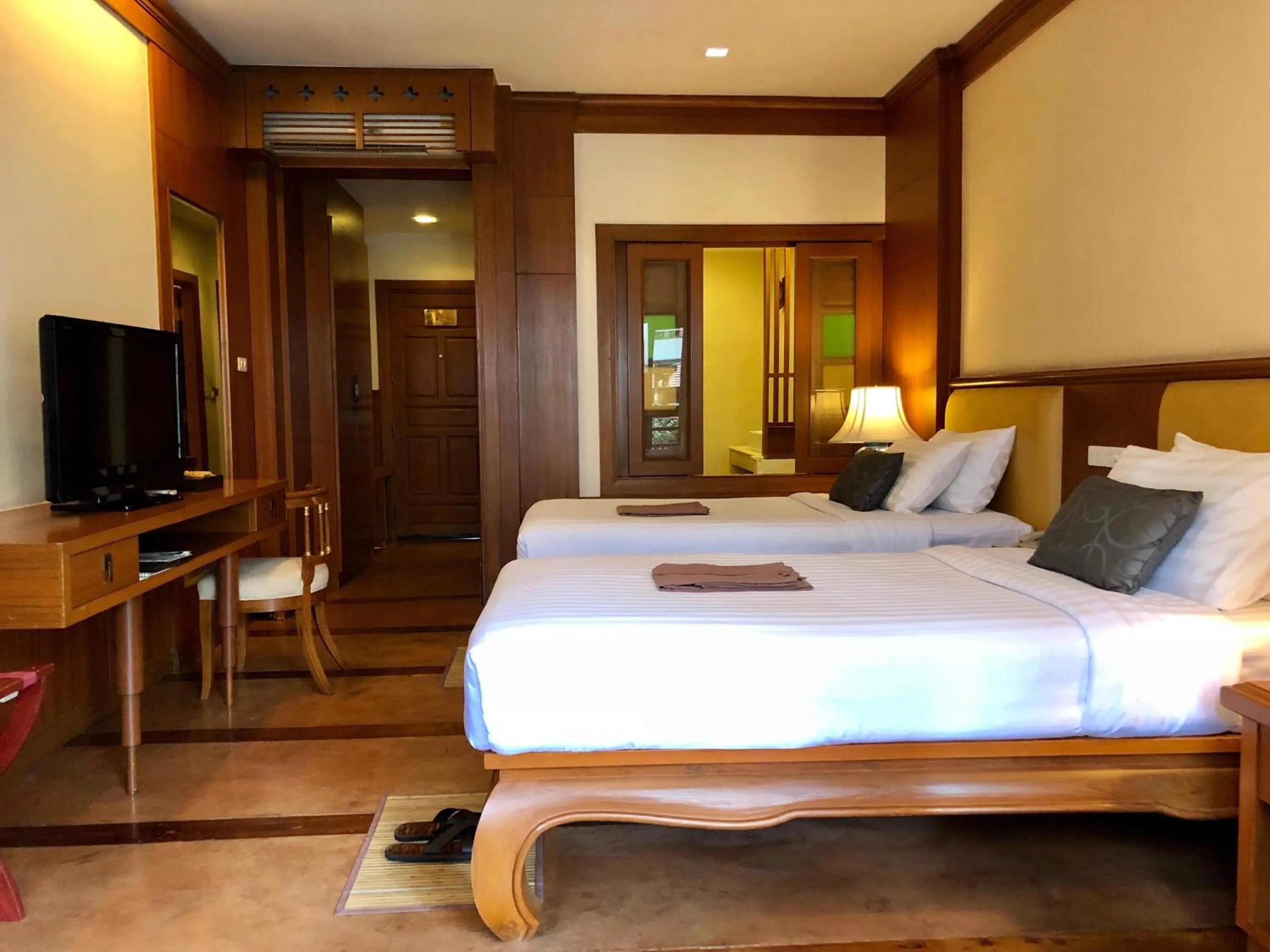 Photo of the whole room, Bed in The Rim Chiang Mai