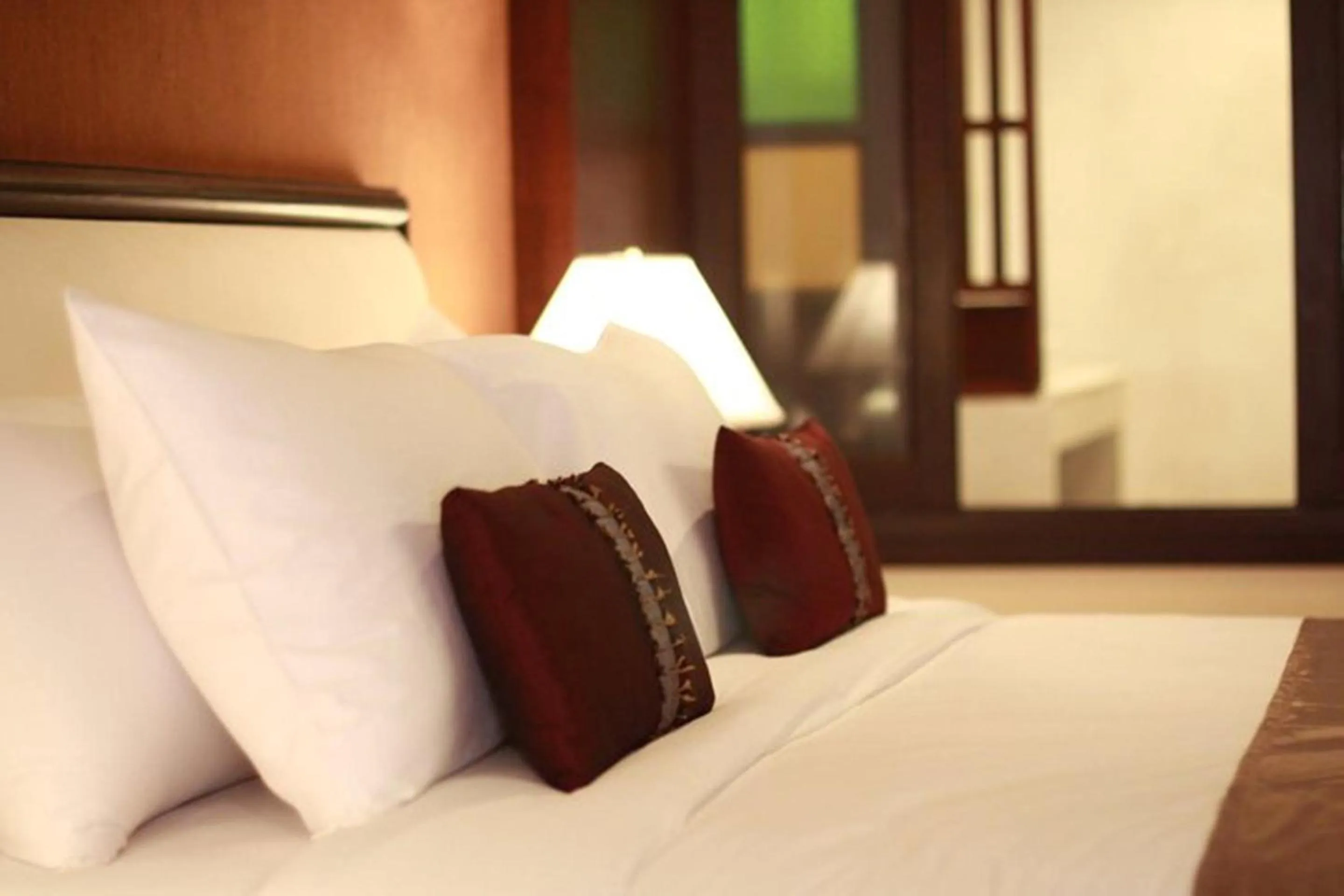 Photo of the whole room, Bed in The Rim Chiang Mai